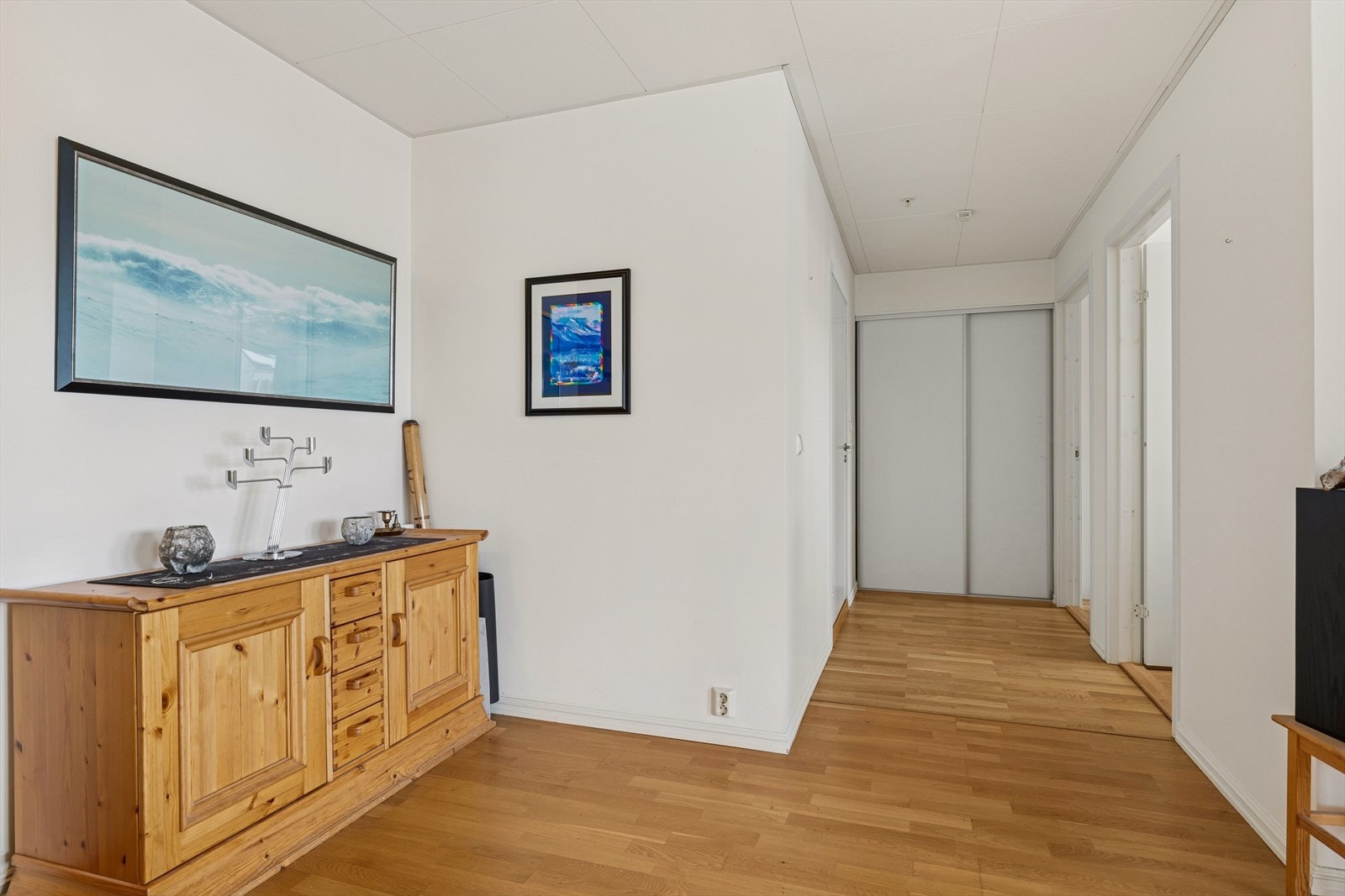 Lun og avskjermet sone som leder videre til soverommene og badet. Galleribilde