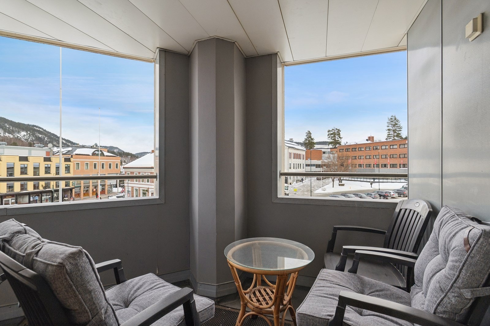 Takoverbygd balkong på 5 m² - skjermet uteplass med privat atmosfære og fin utsikt mot byen. Galleribilde