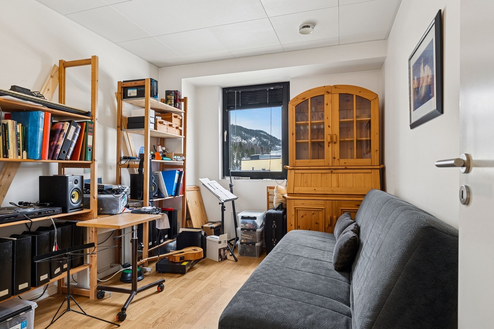 Fleksibelt rom som passer perfekt som soverom, kontor eller gjesterom. Galleribilde