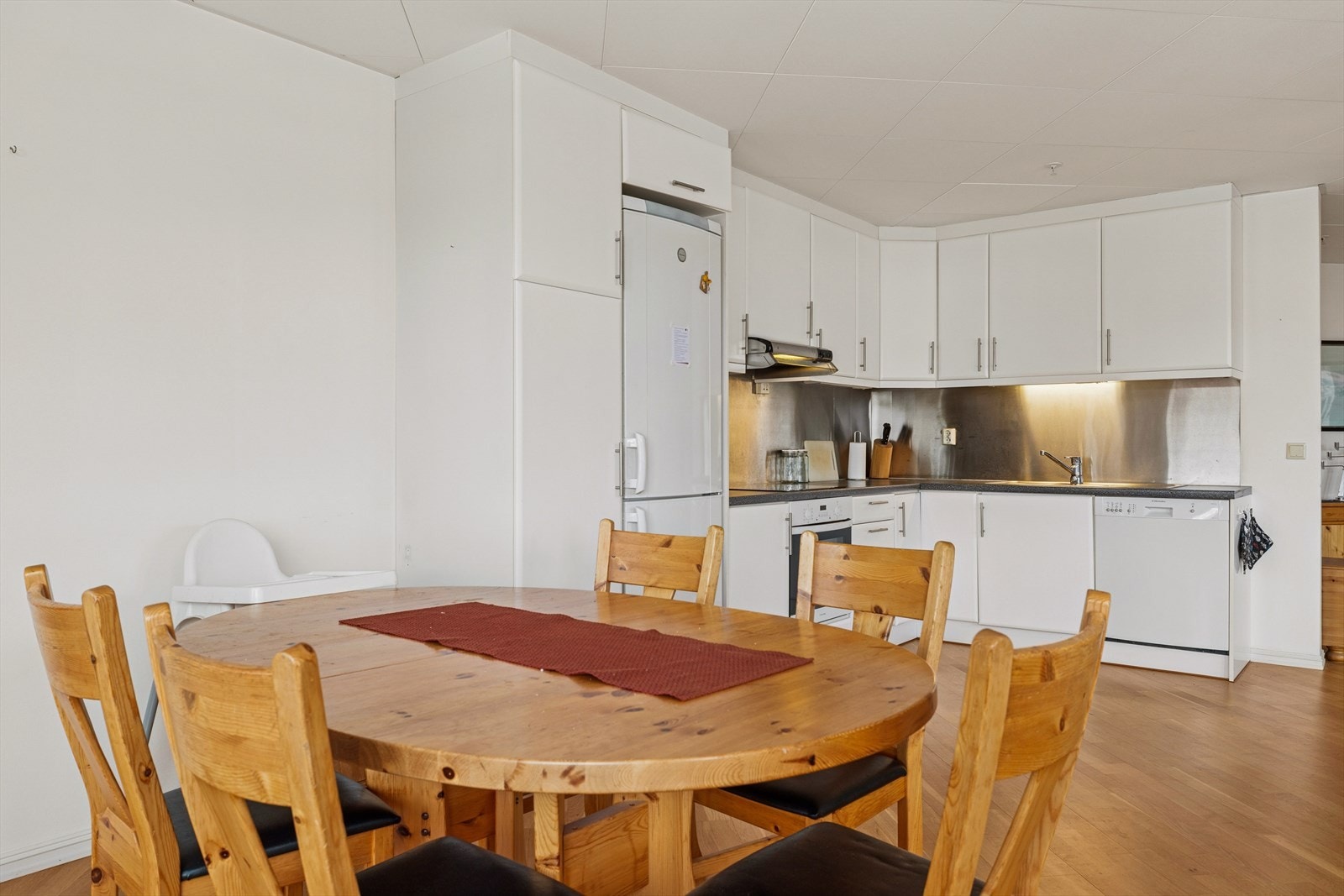 Praktisk med integrerte hvitevarer og smart planløsning som gjør matlagingen effektiv. Galleribilde