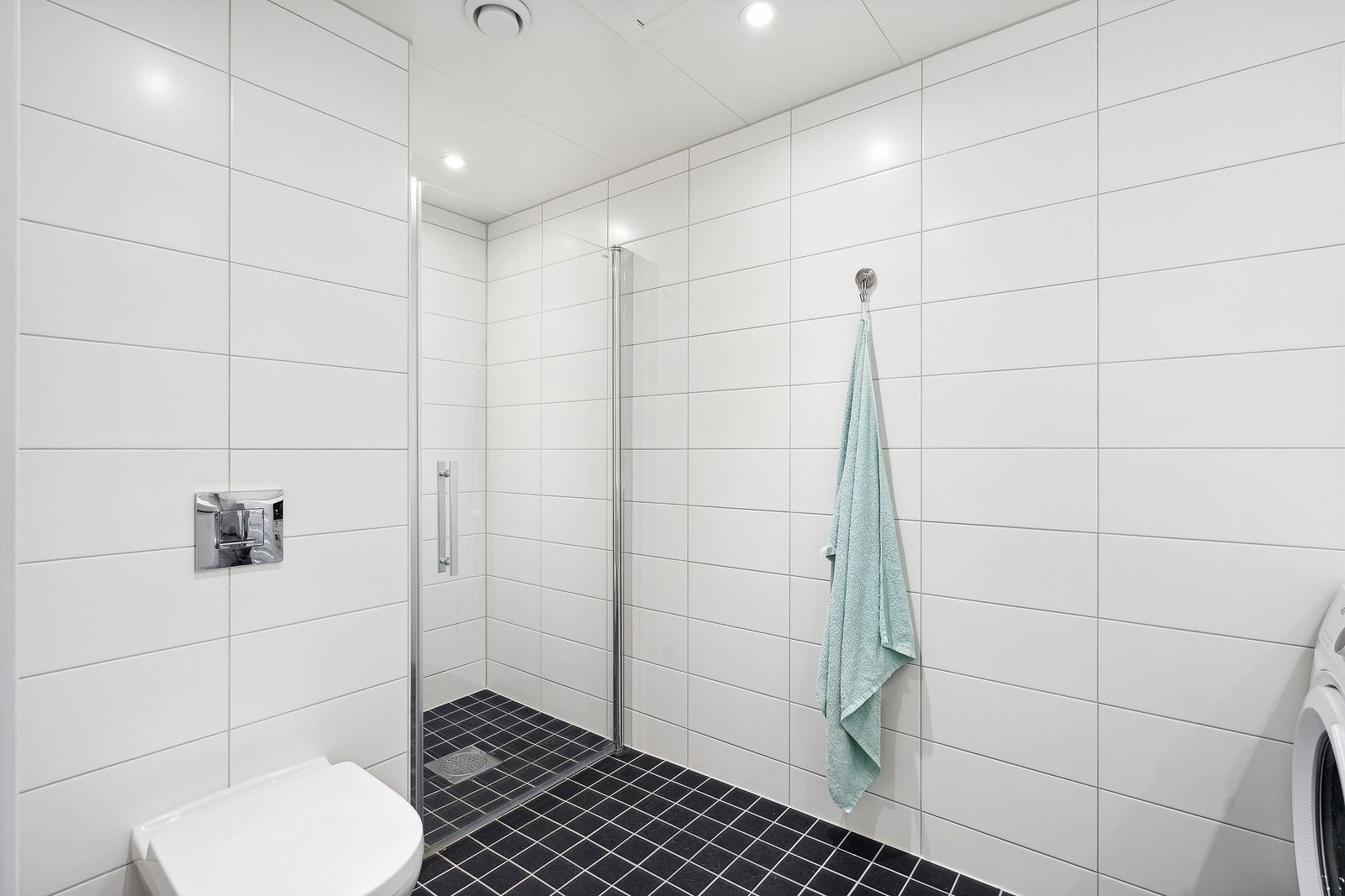 Pent flislagt bad med gulvvarme Galleribilde