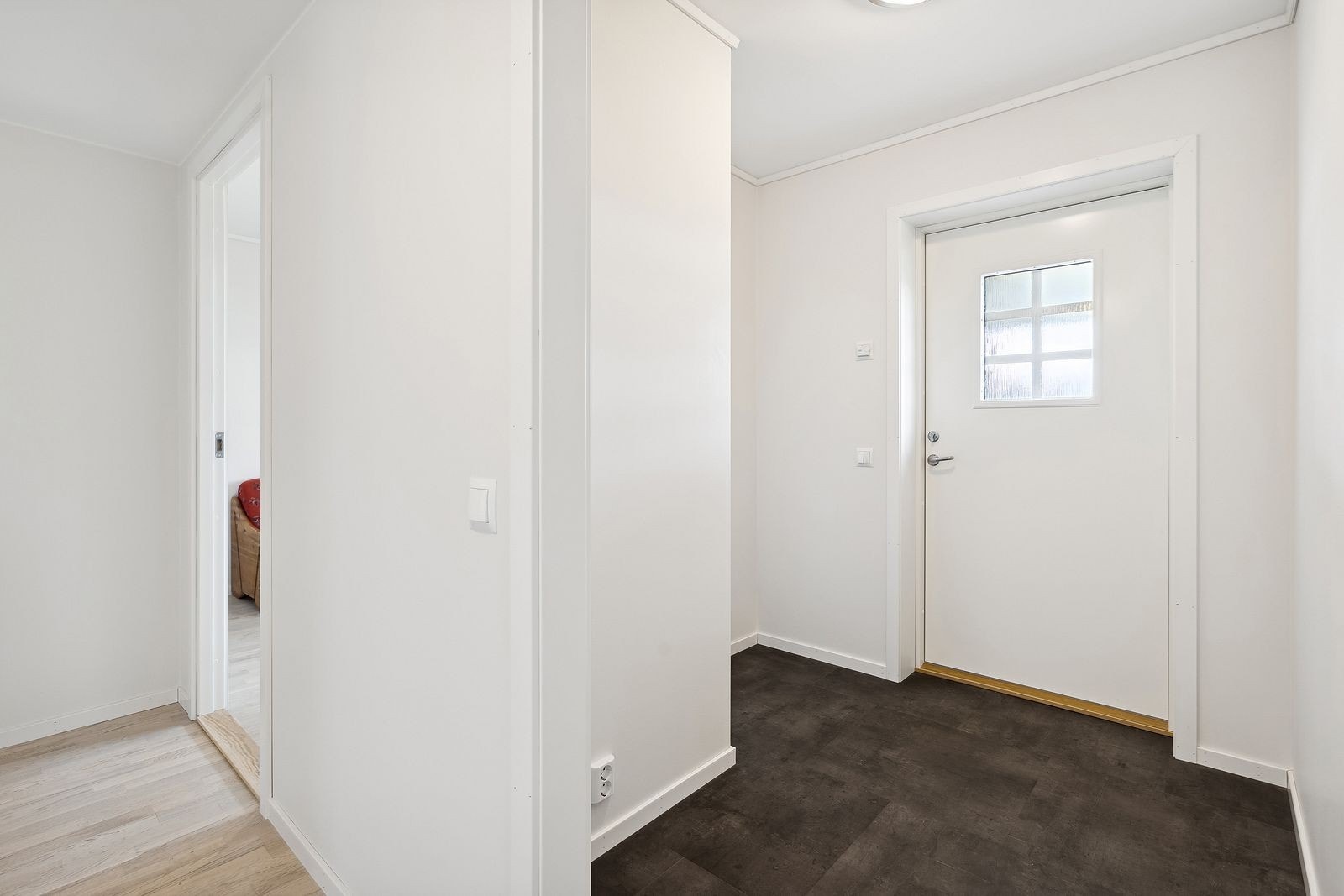 Velkommen inn! Romslig entré Galleribilde