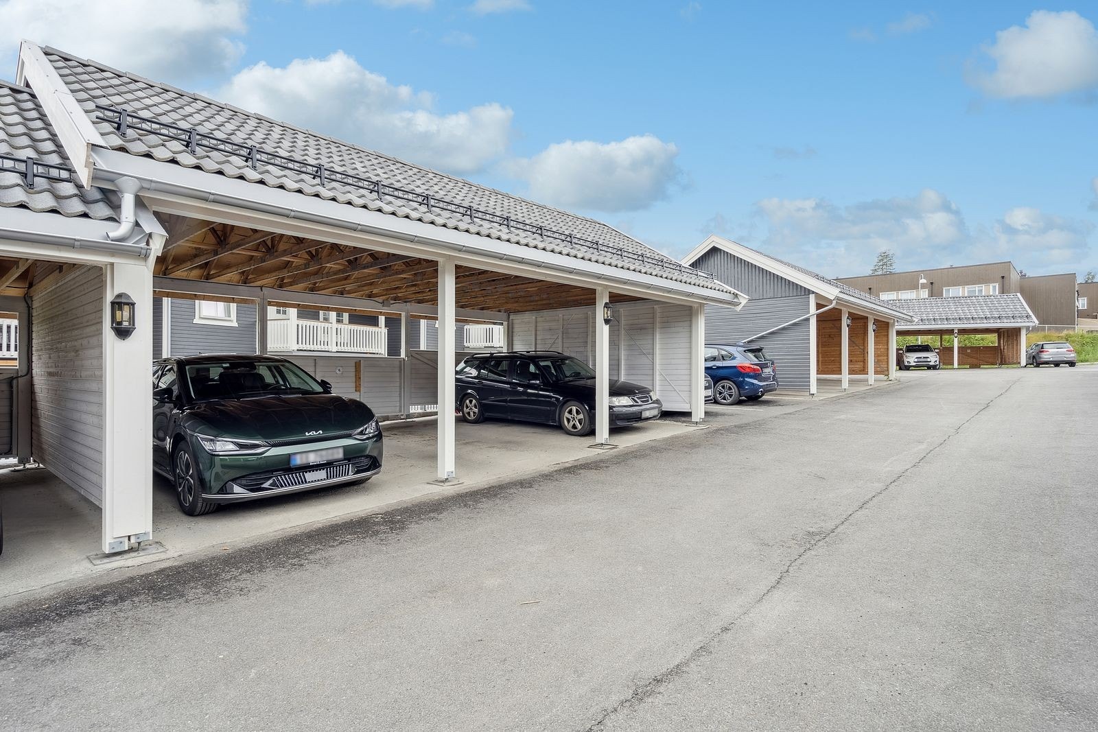 Det medfølger en plass i carport Galleribilde