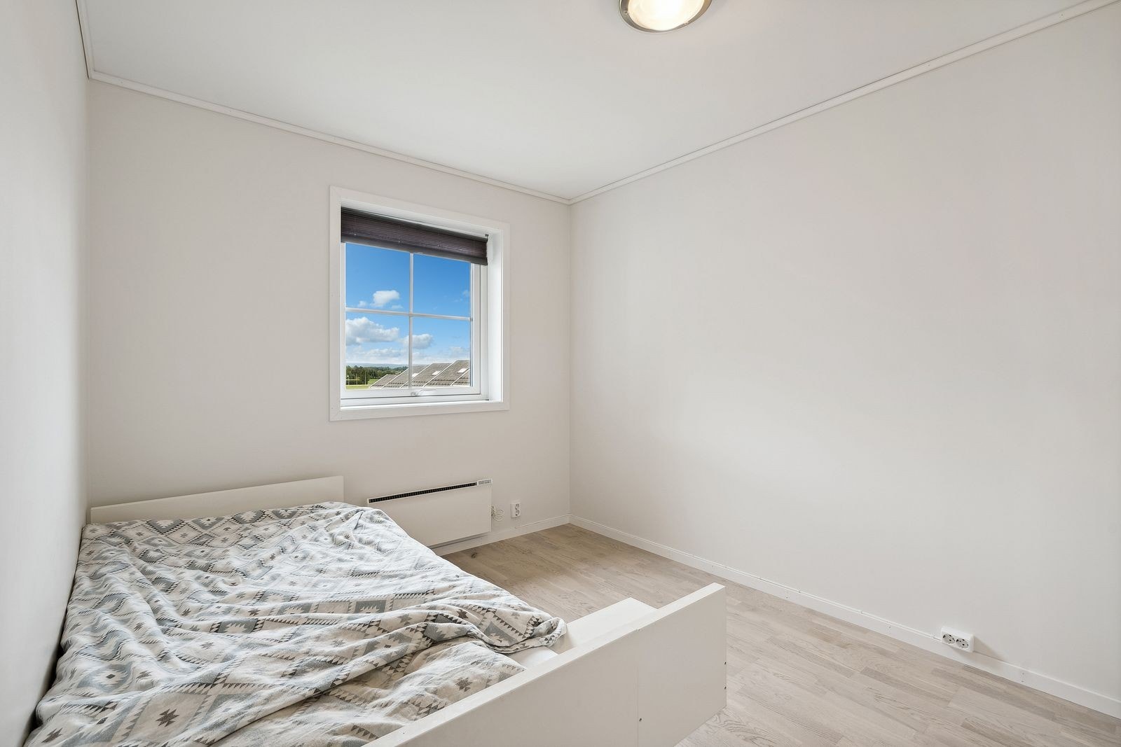 Boligens hovedsoverom har godt med garderobeskap og er av god størrelse Galleribilde