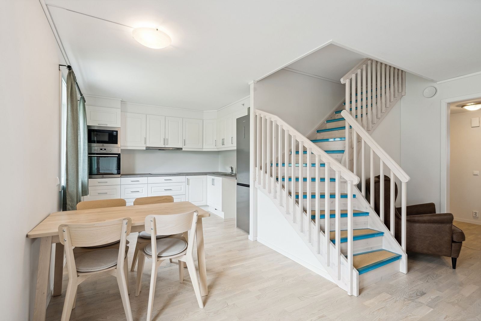 Pent kjøkken med hvitevarer og plass til spisebord. Det medfølger ikke oppvaskmaksin i boligen. Galleribilde