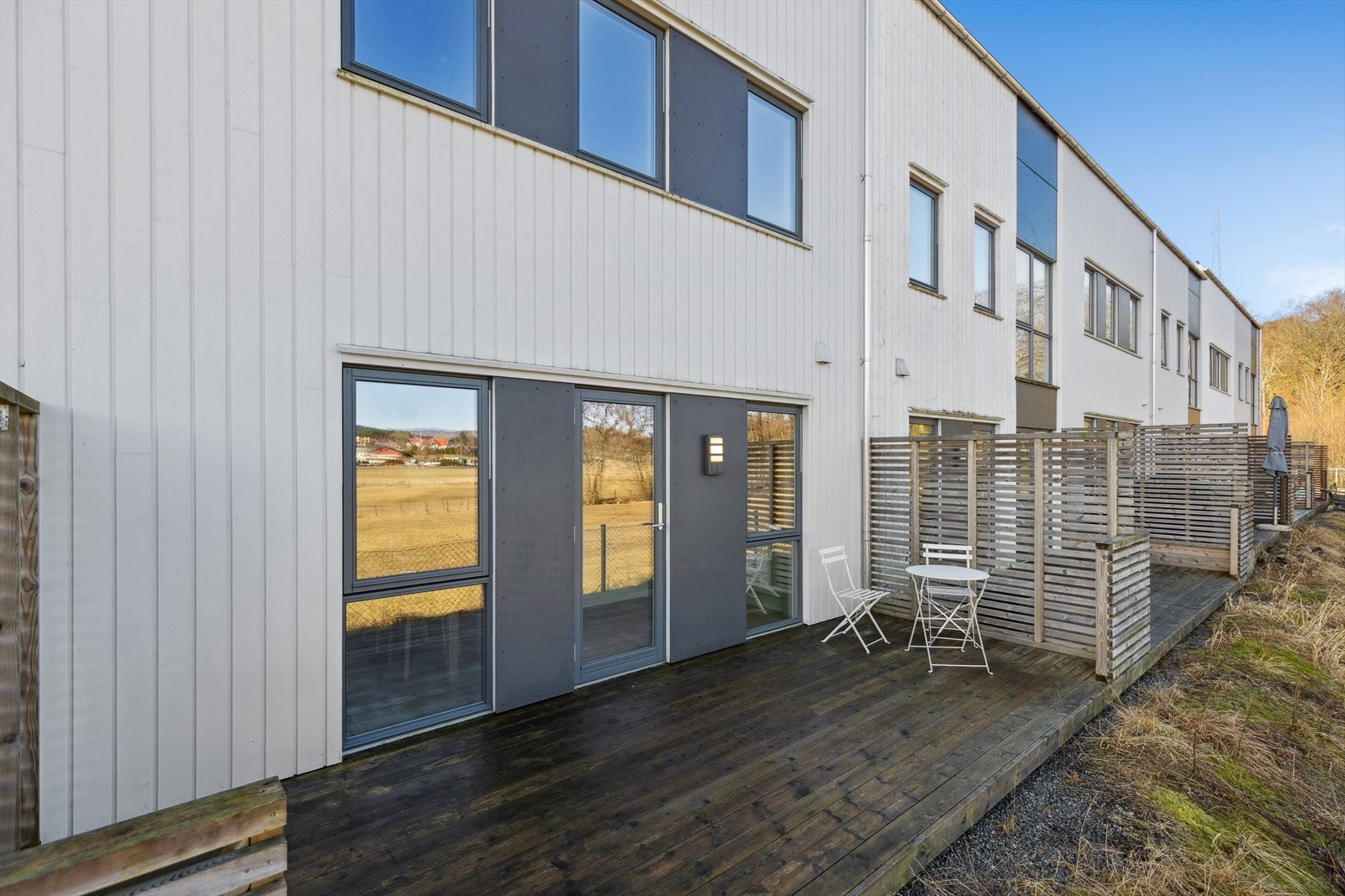 Solrik og skjermet terrasse med fri sikt - en naturlig forlengelse av stuen. Galleribilde