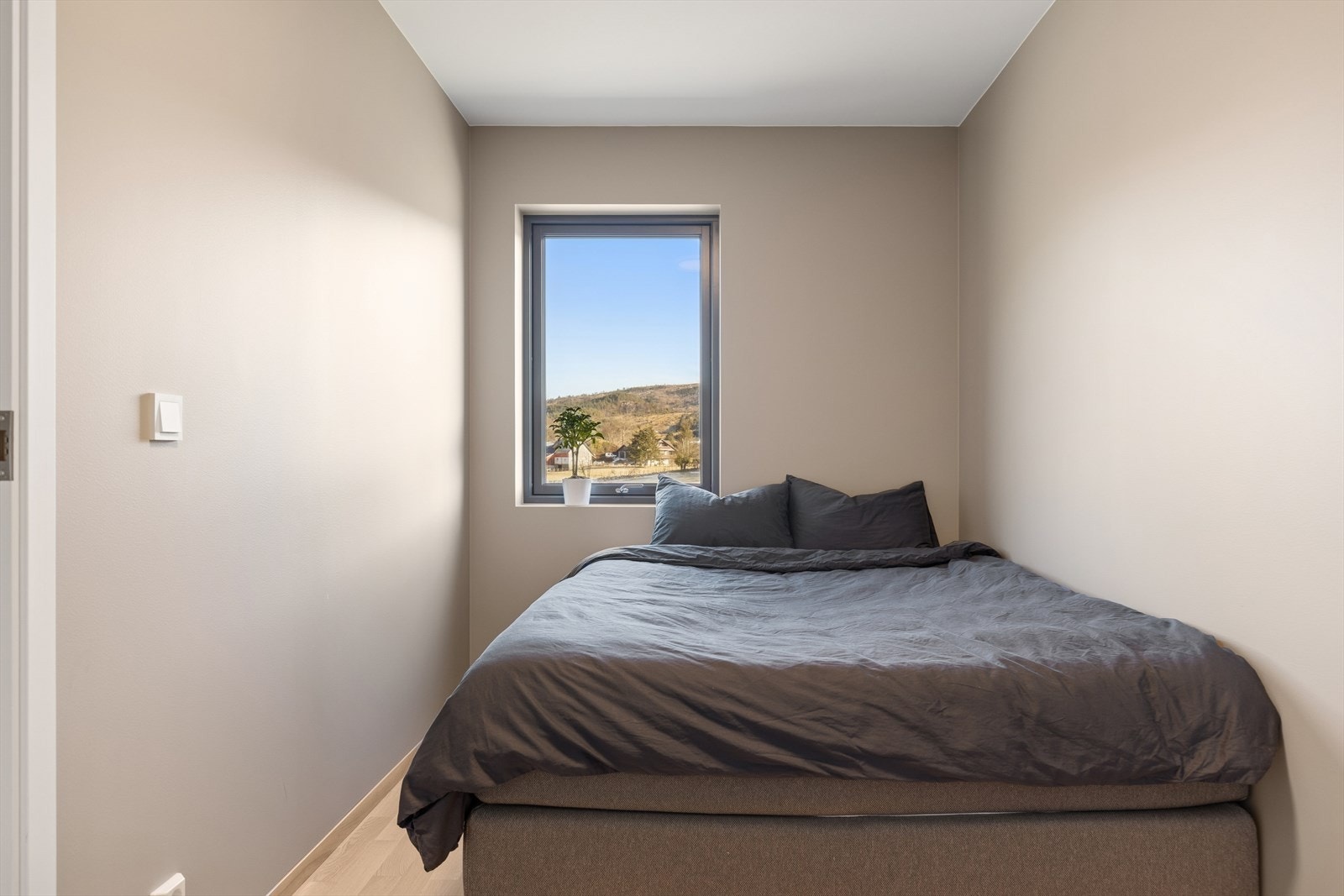 Boligens tredje soverom er lyst og funksjonelt Galleribilde