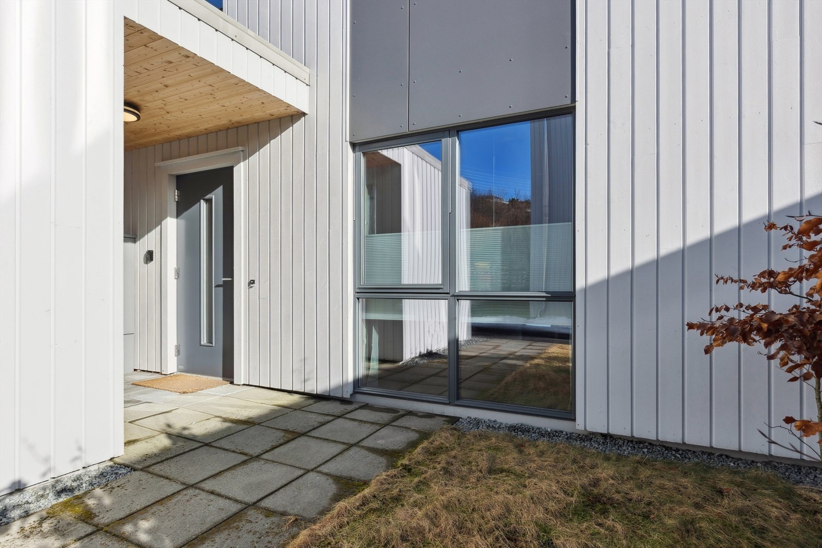 Overbygd inngangsparti - Lett tilgang til praktisk sportsbod! Galleribilde