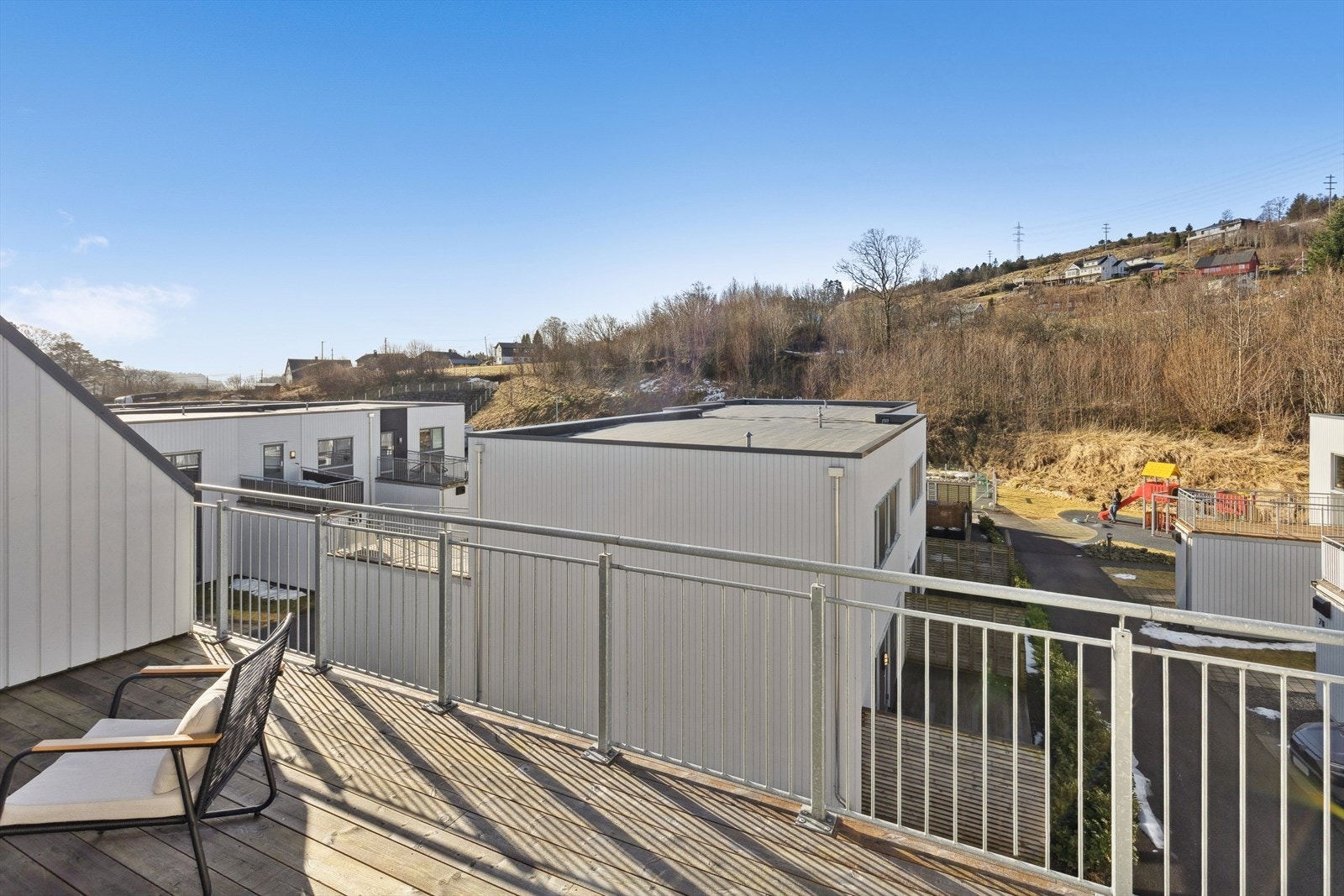 Her kan du nyte åpent utsyn og gode solforhold - med oversikt over nærområdet og lekeplass i nærheten. Galleribilde