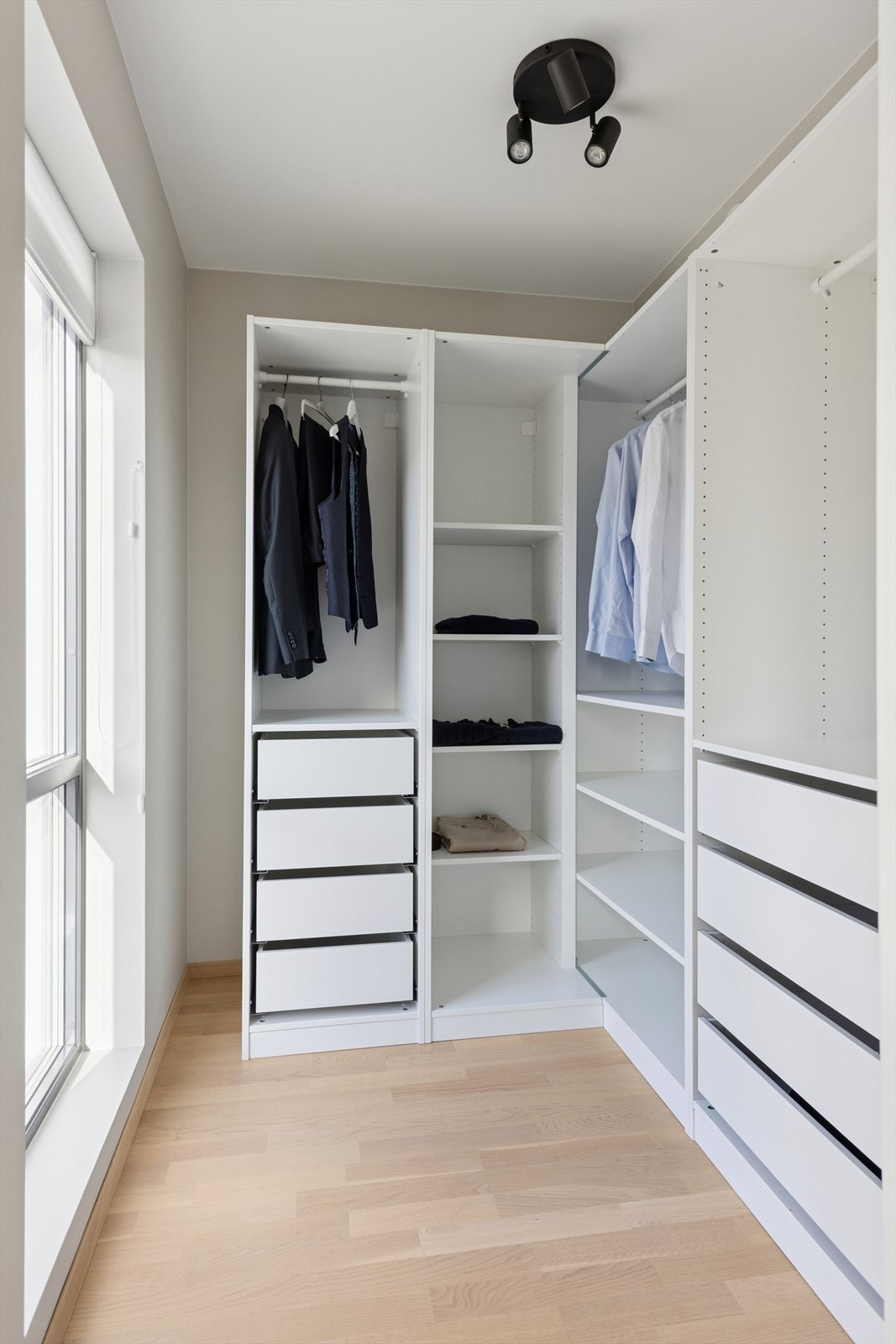 Separat garderoberom tilknyttet hovedsoverommet med god oppbevaringsplass. Galleribilde