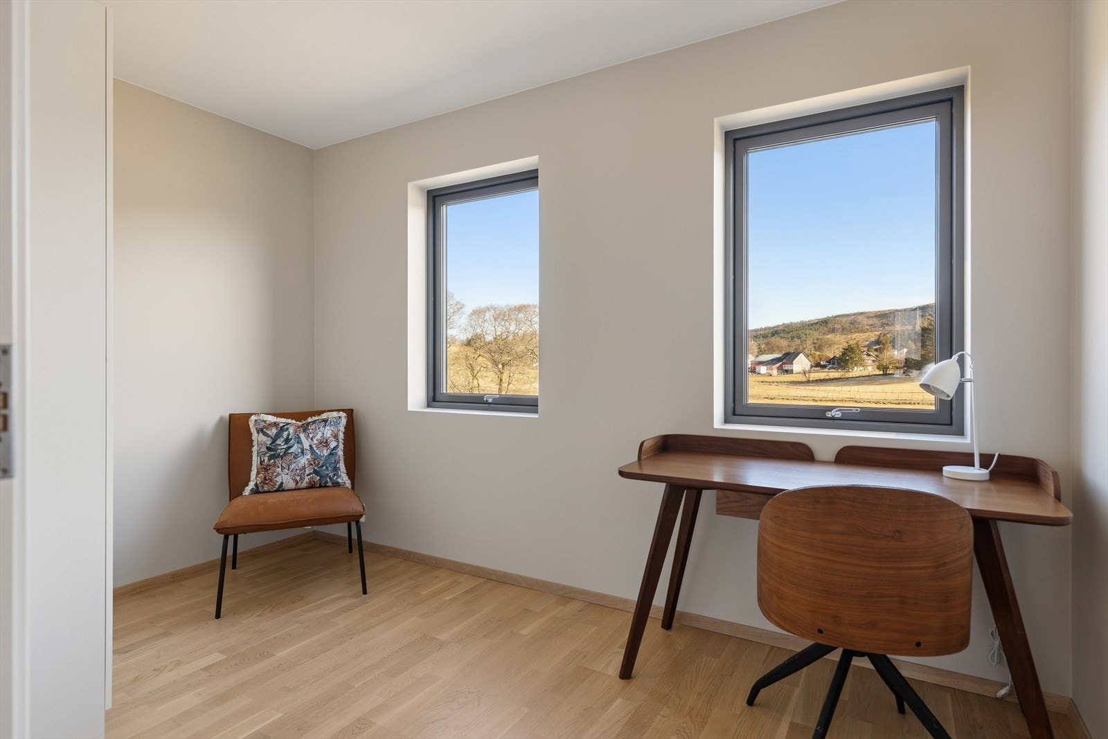 Lyst og allsidig soverom med to vinduer og fin utsikt - godt egnet som barnerom, gjesterom eller hjemmekontor. Galleribilde