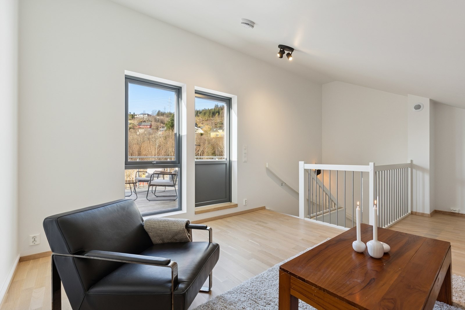 Romslig loftstue med utgang til balkong og utsikt Galleribilde