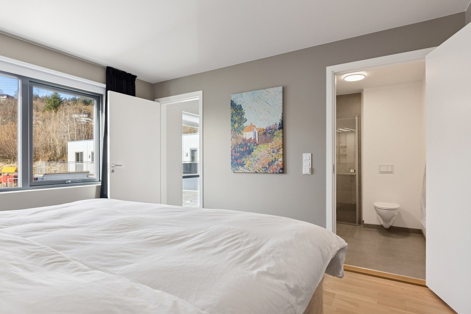 Hovedsoverommet fungerer som en privat avdeling med eget bad og separat garderoberom - en løsning som gir både komfort og hotellfølelse i hverdagen. Galleribilde