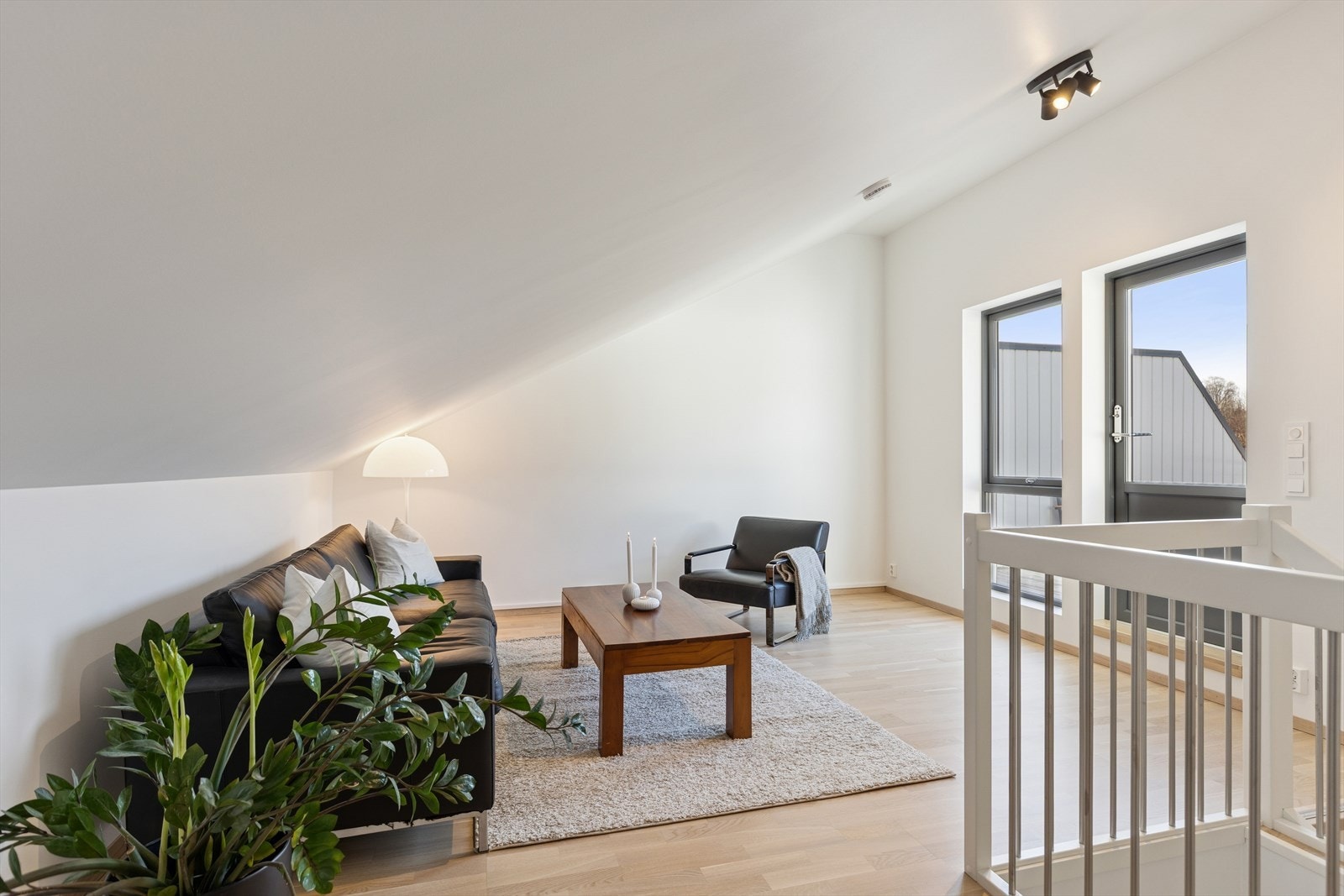 Boligens loftstue skaper en naturlig sonedeling mellom etasjene og gir familien en ekstra oppholdsavdeling - perfekt for både hverdag og besøk. Galleribilde