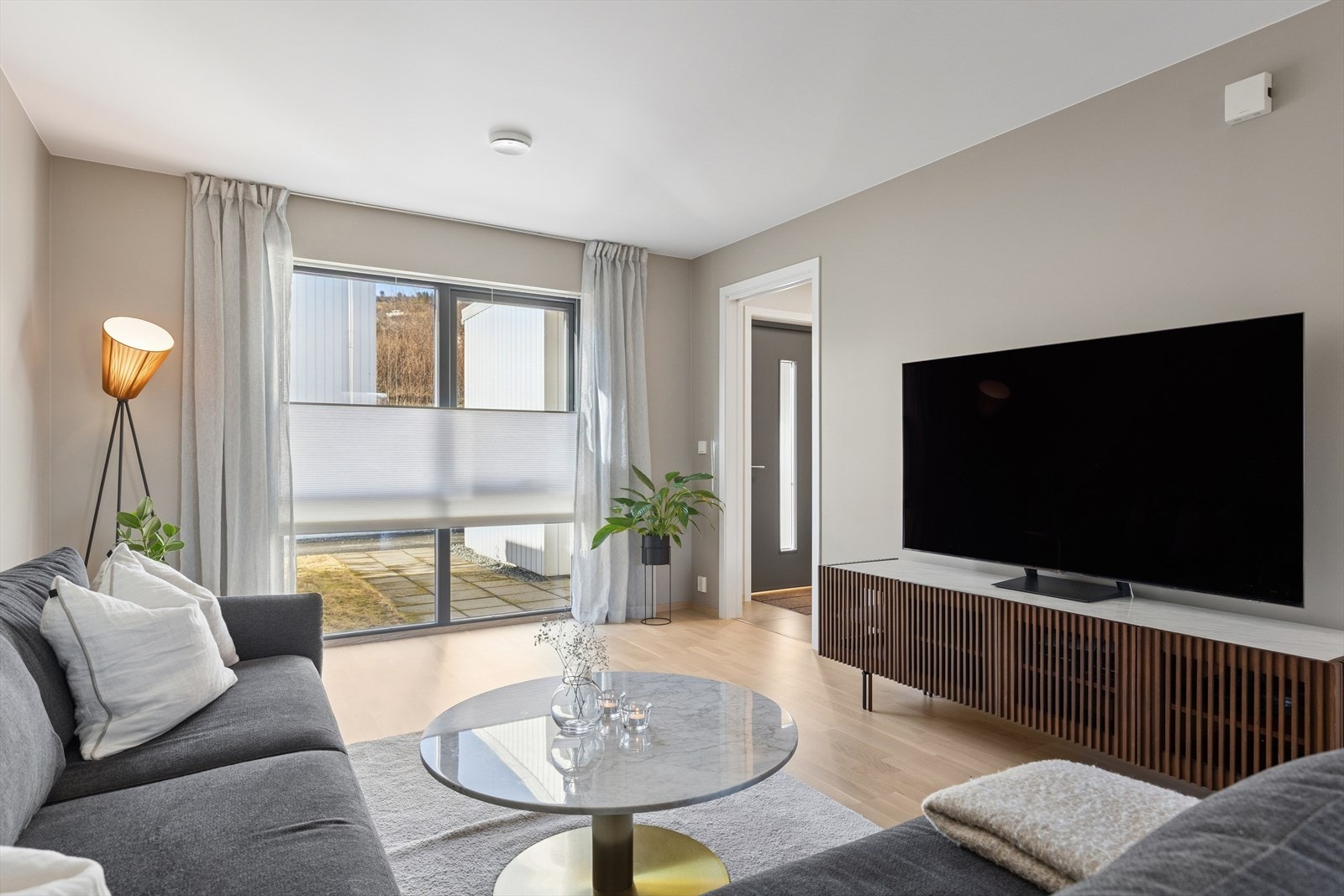 Stuen oppleves lys og moderne - en effektiv planløsning som gir praktisk flyt i hverdagen. Galleribilde