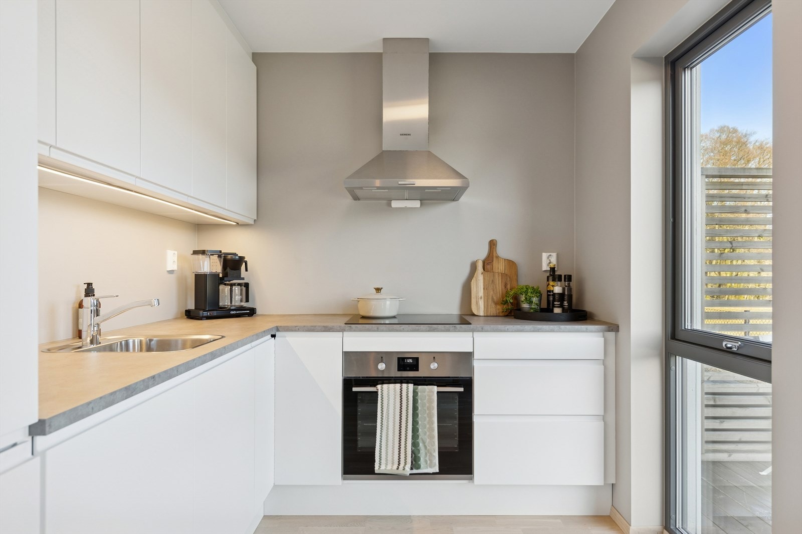 Et kompakt og gjennomtenkt kjøkken med effektiv arbeidsflyt og rikelig skapplass - perfekt for deg som ønsker en oversiktlig og lettstelt hverdag. Galleribilde