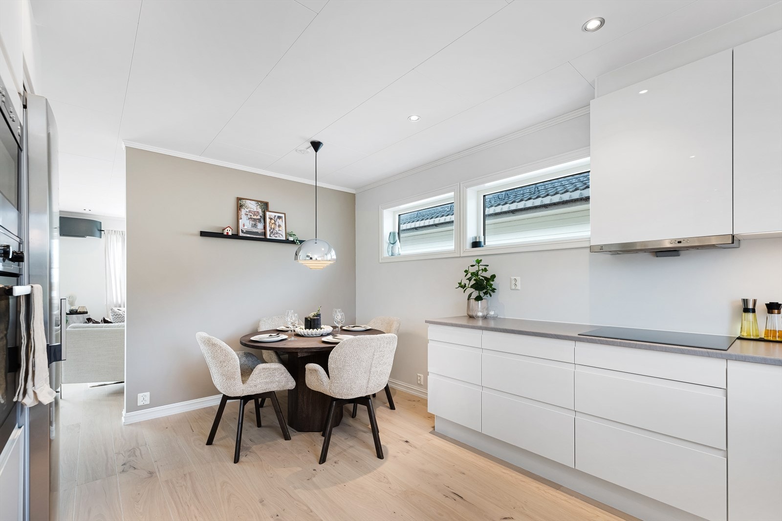 Kjøkkenet har godt med skap og benkeplass. Galleribilde