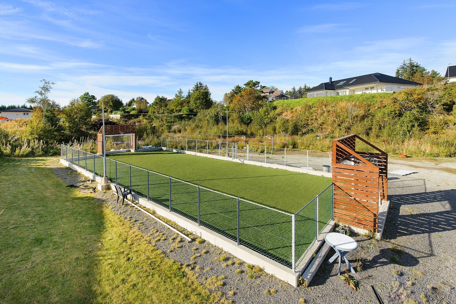 Felles lekeplass med fotballbaner i boligfeltet. Galleribilde