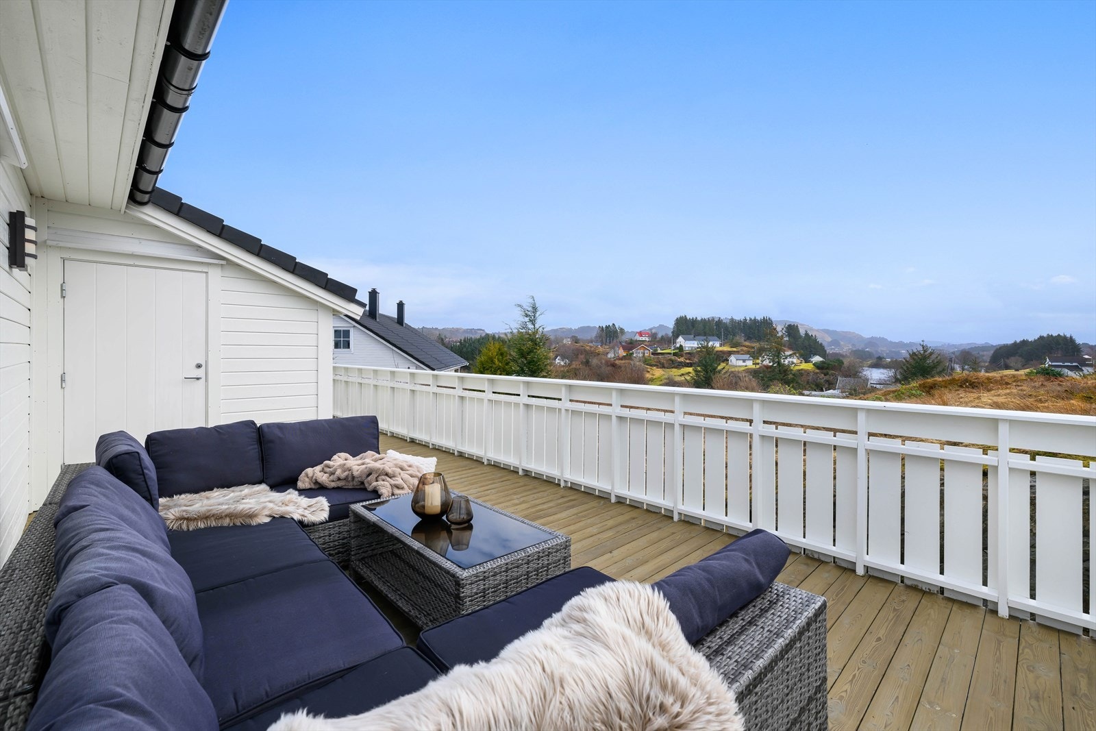 Eiendommen har sol fra tidlig morning til sene kvelder. Galleribilde