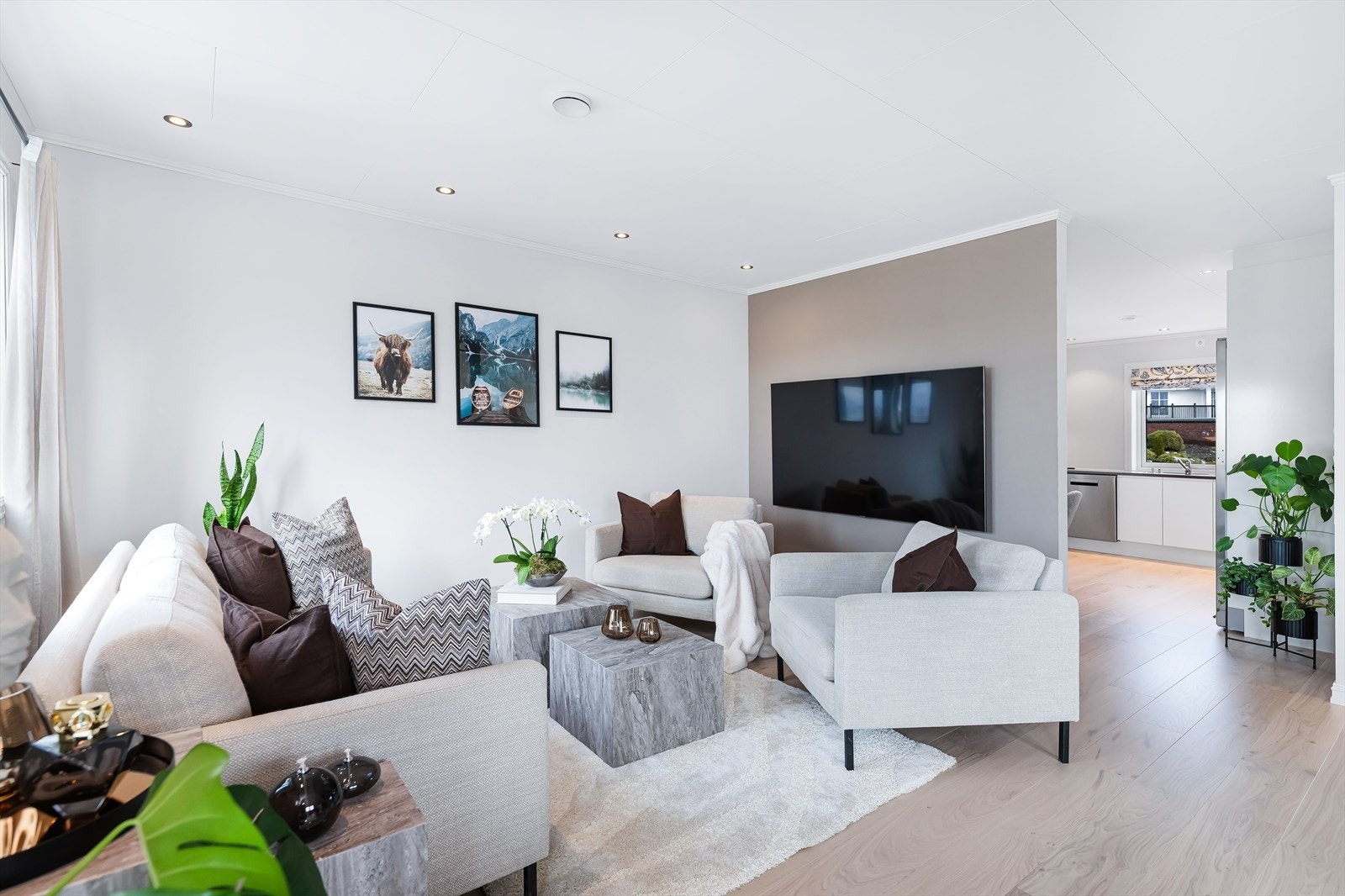 Stuen er lys og luftig, i delvis åpen løsning til kjøkkenet. Helt nytt gulv; 1-stavs eikeparkett fra Februar 2026 i hele stuen, kjøkkenet og hovedsoverom. Galleribilde