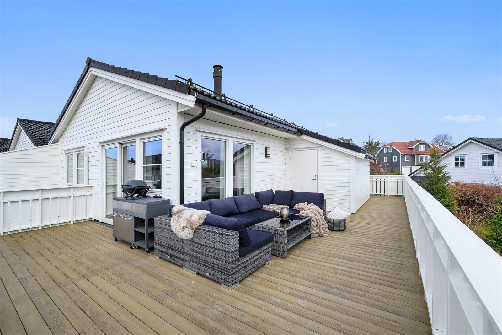 Stor terrasse på oppsiden av huset. Her er det også ekstra bod. Boligen ble malt utvendig sommeren 2025. Galleribilde