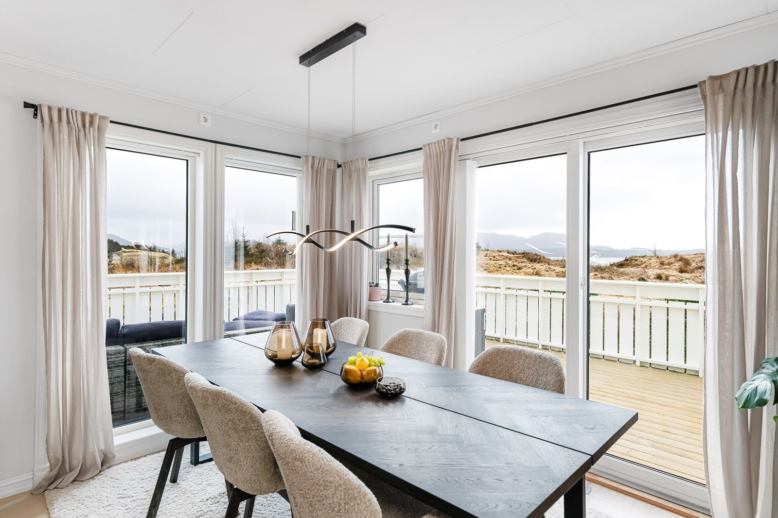 Boligen ligger som nummer 3 og i enden av rekken, som gjør at man ikke har innsyn på eiendommens uteområder. Store vindusflater gir mye dagslys. Galleribilde