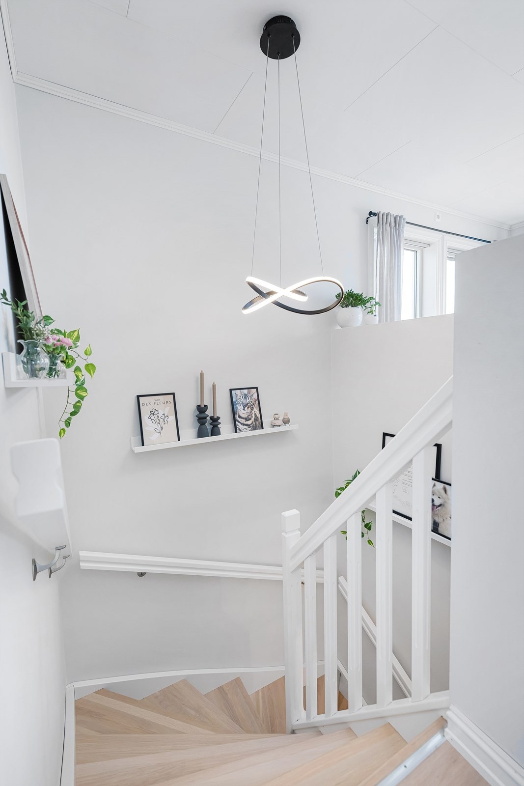 Trappeløp mellom hall i 1. etasje og stue i 2.etasje. Galleribilde