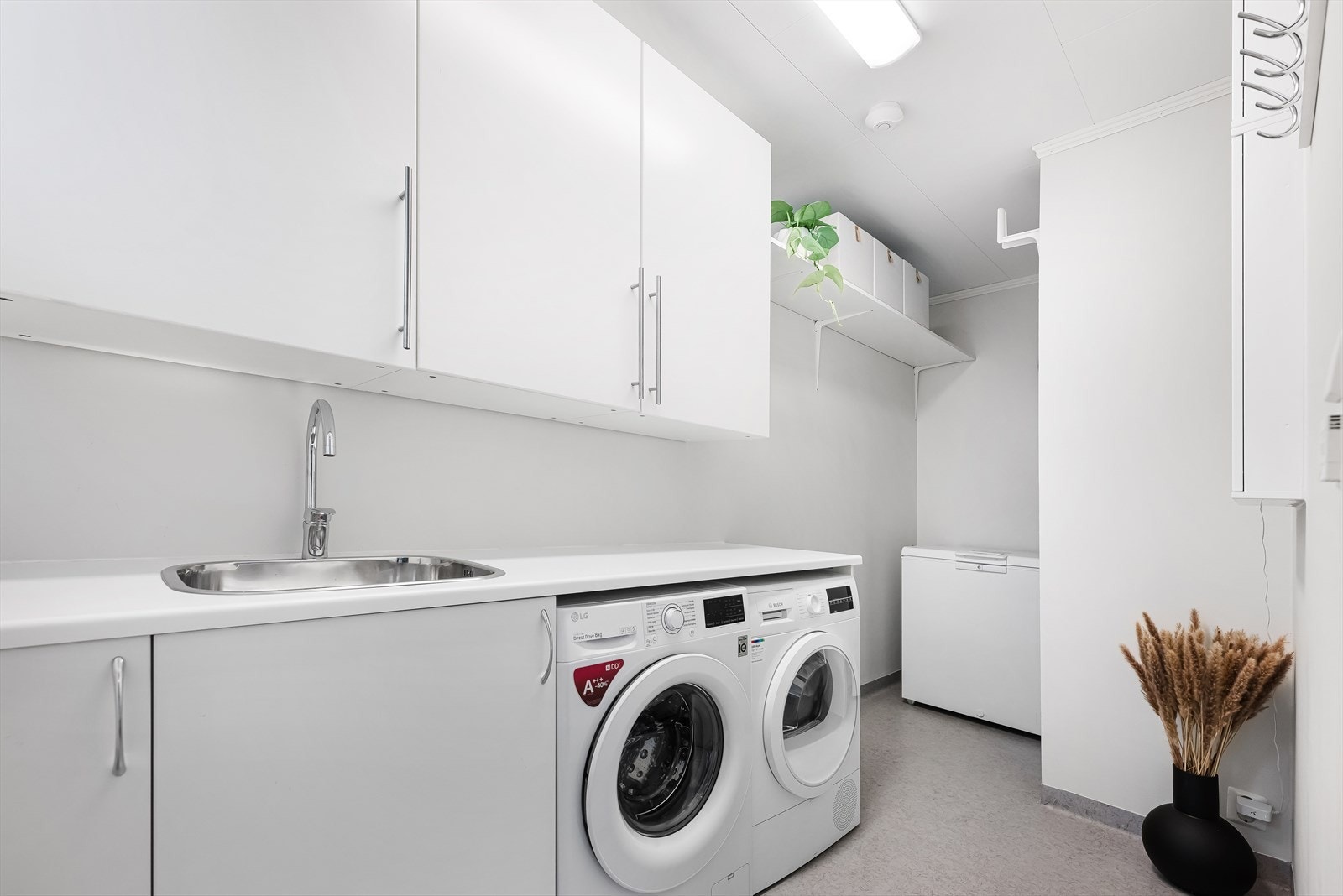 Vaskerommet er innredet med skap og benkeplate. Galleribilde