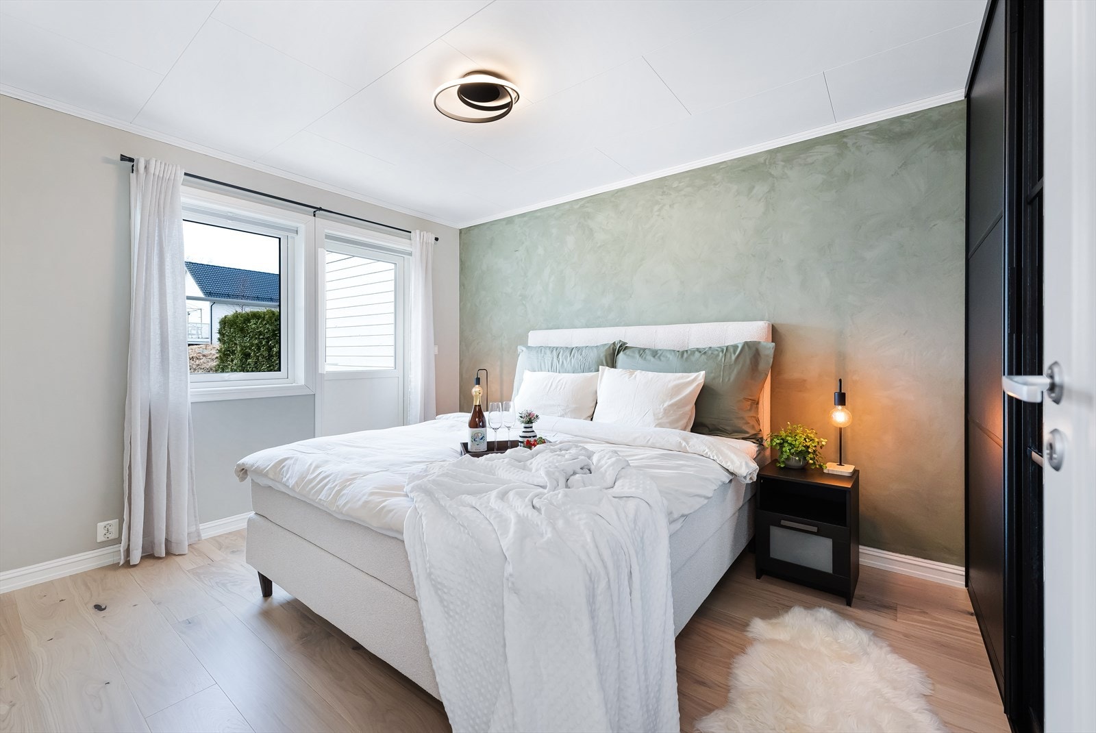 Hovedsoverommet er av god størrelse og har terrassedør ut til skjermet uteplass. Galleribilde