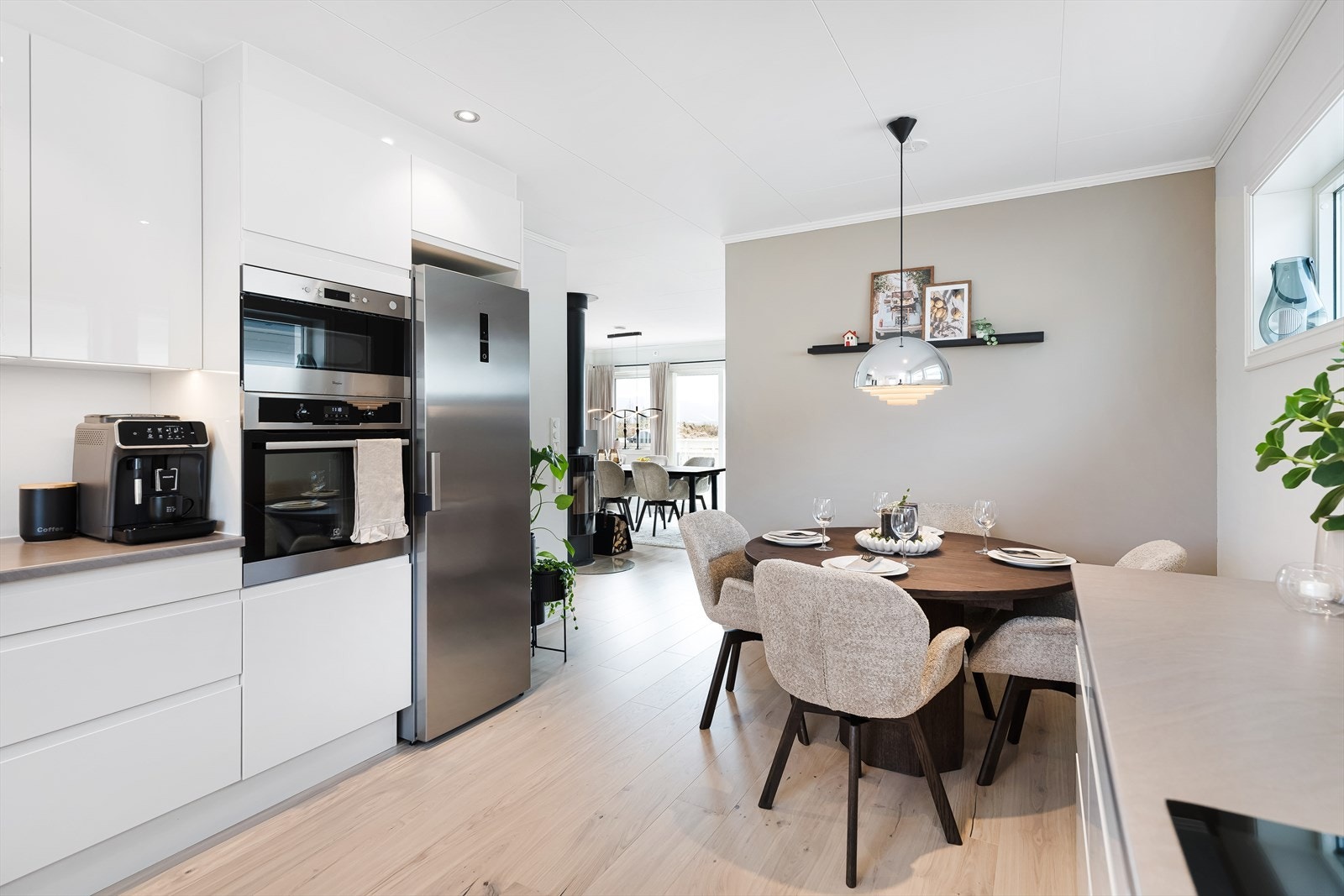 Integrert komfyr og mikrobølgeovn. Galleribilde