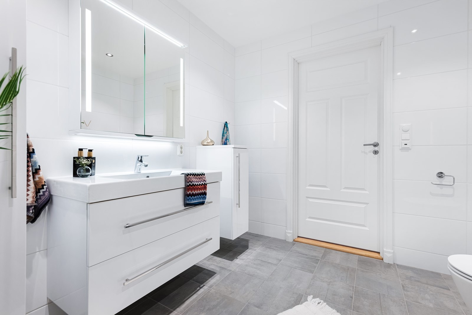 Romslig og helfliset bad. Galleribilde