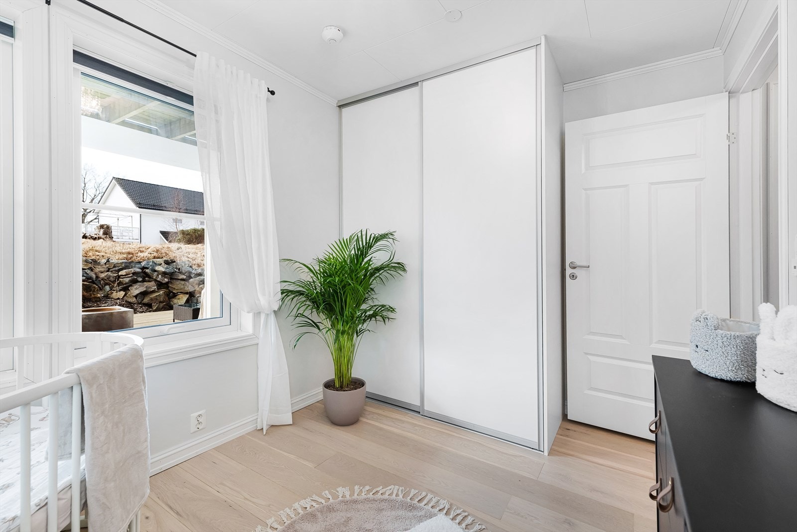 Soverom med garderobeskap. Galleribilde