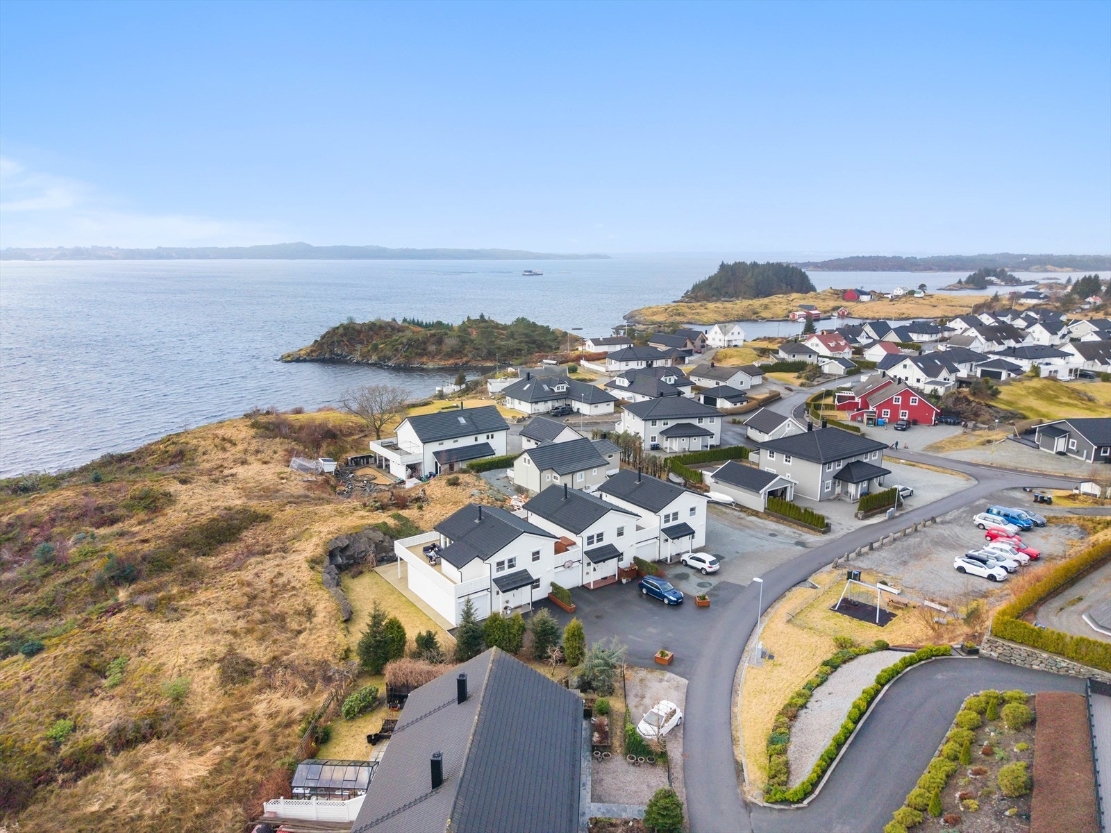 Eiendommen ligger i et veletablert boligfelt på Selfallet på Manger, med gangavstand til Manger sentrum. Galleribilde