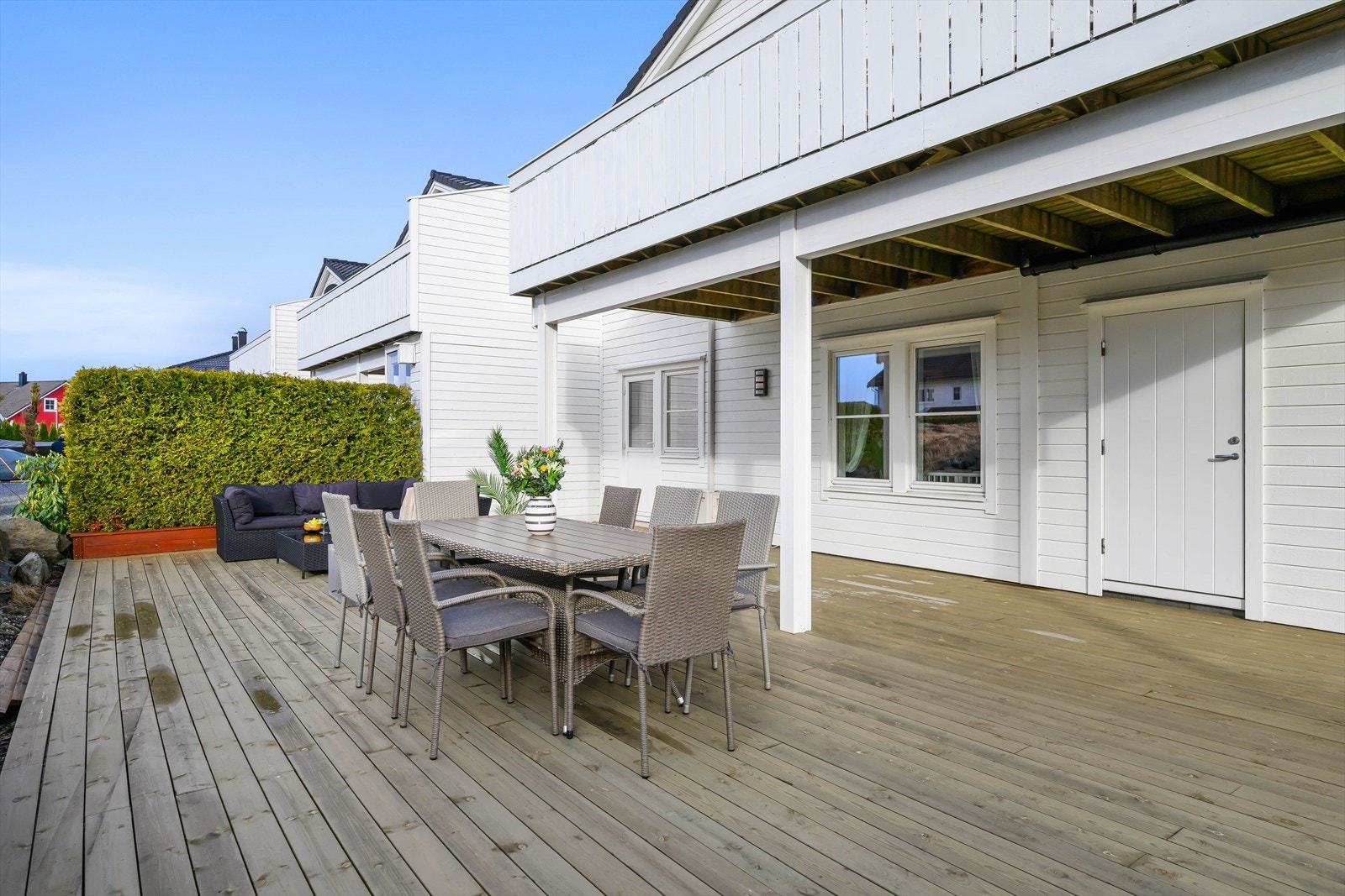 Her har du også tilkomst til garasjen og boden, praktisk for oppbevaring av utemøbler. Galleribilde