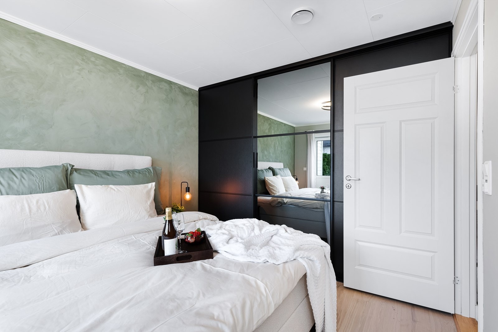 Det er montert en stor skyvedørsgarderobe på hovedsoverommet. Galleribilde