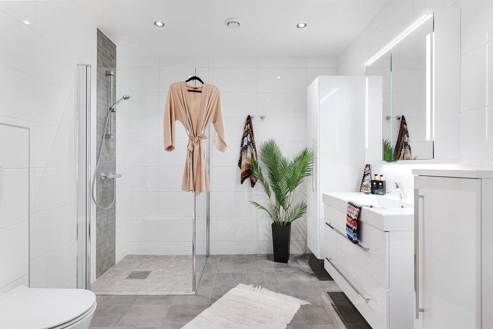 Baderomsinnredningen har godt med oppbevaringsplass i speilskap og tilhørende ekstra skap. Galleribilde