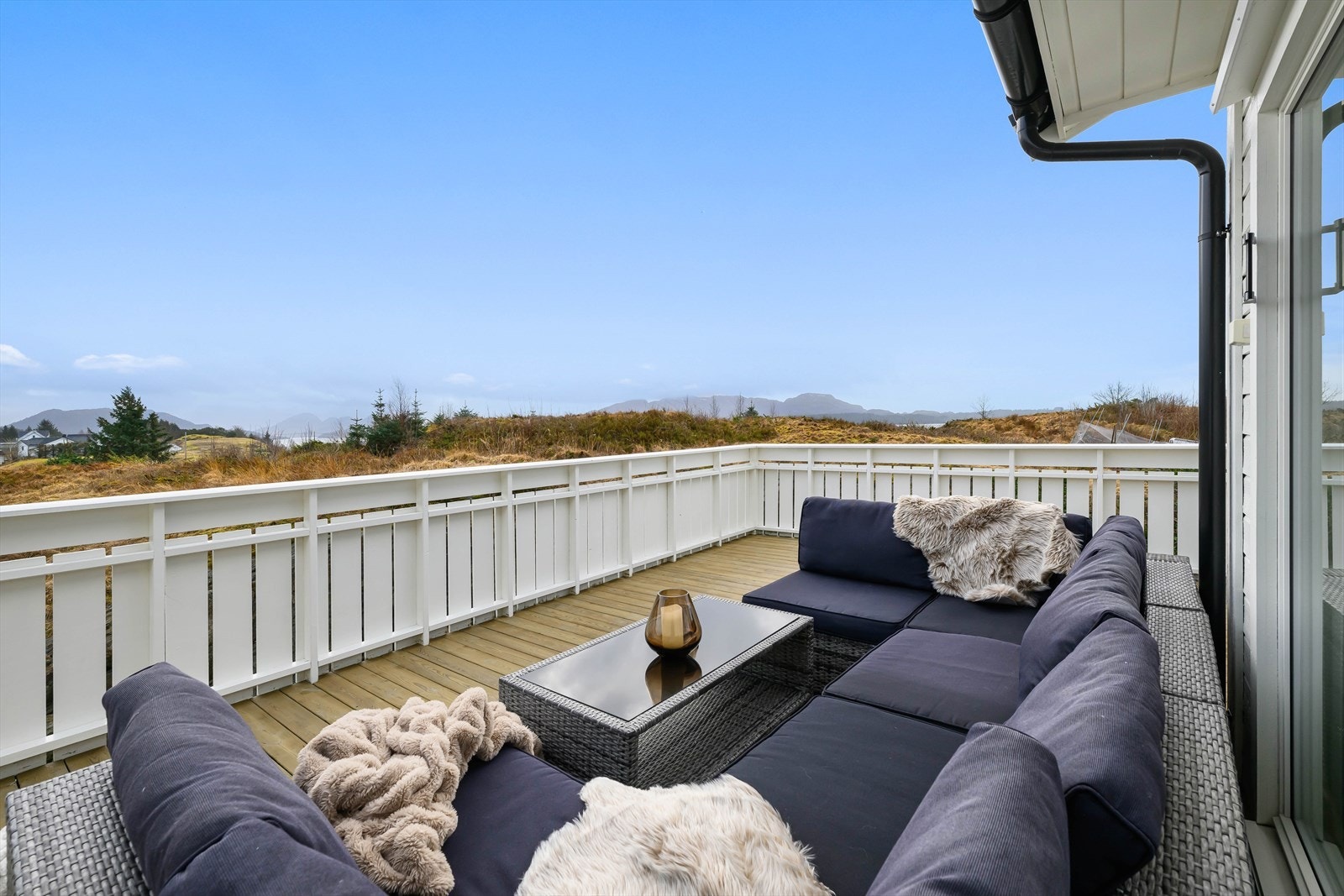 Utsikt mot Mangersfjorden. Galleribilde