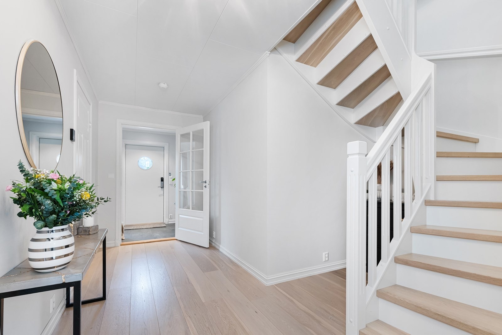 Romslig trappehall. Galleribilde