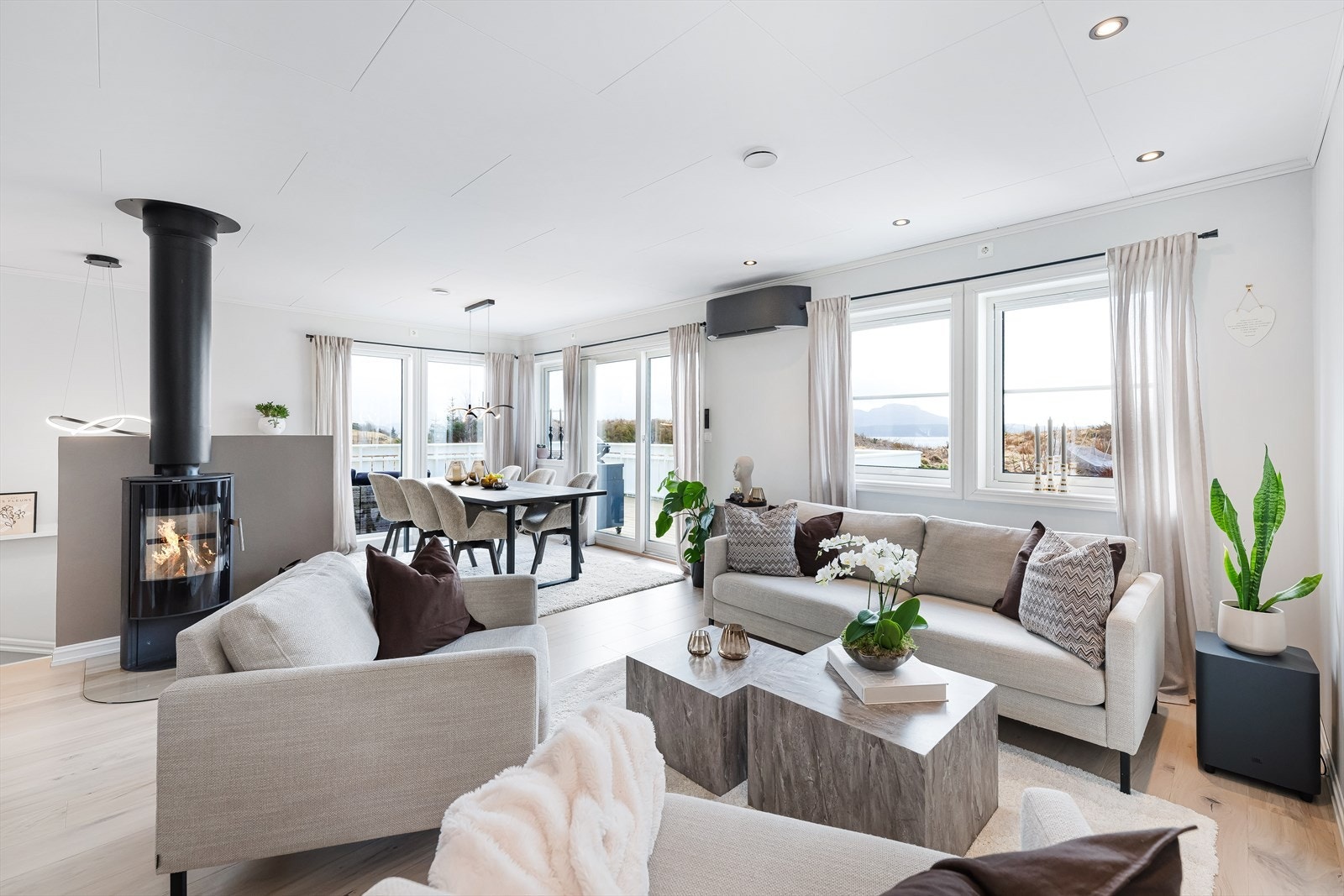 Romslig, lys og luftig stue som har godt med lysinnslipp fra vinduer. Spotter i taket fra Hue, som kan styres fra app eller kontroll. Galleribilde