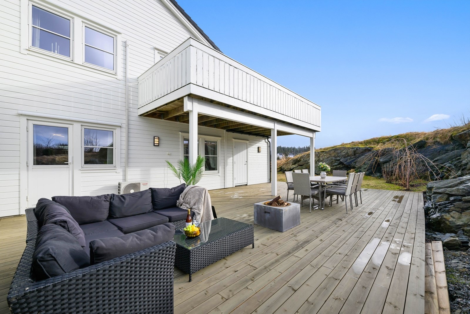 Det er bygget terrasse rundt boligen. Galleribilde