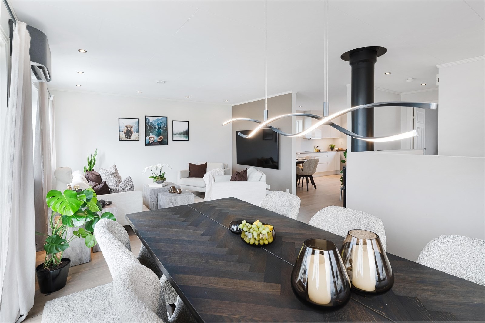 Stuen er malt i en nøytral, lys og fin farge. Galleribilde