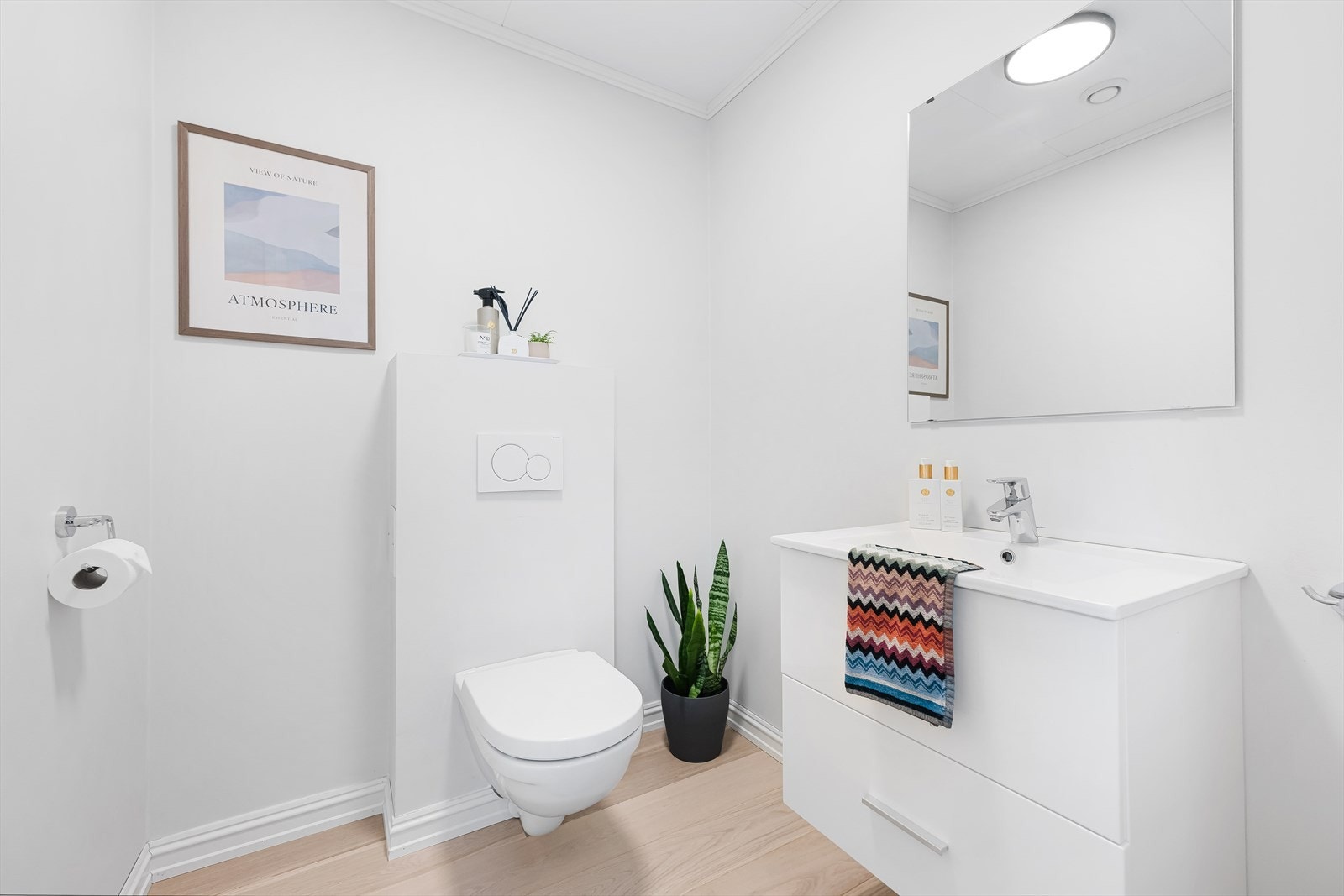 Wc-rom på hovedplan, som gjør at man har "alt man trenger" i denne etasjen. Galleribilde