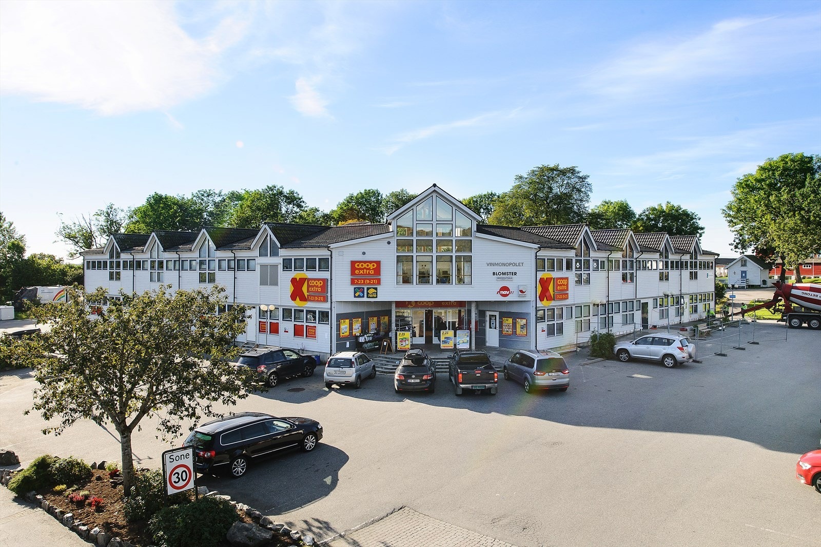 Manger sentrum har de fleste fasiliteter man trenger i hverdagen, i tillegg til skoler og barnehager. Galleribilde