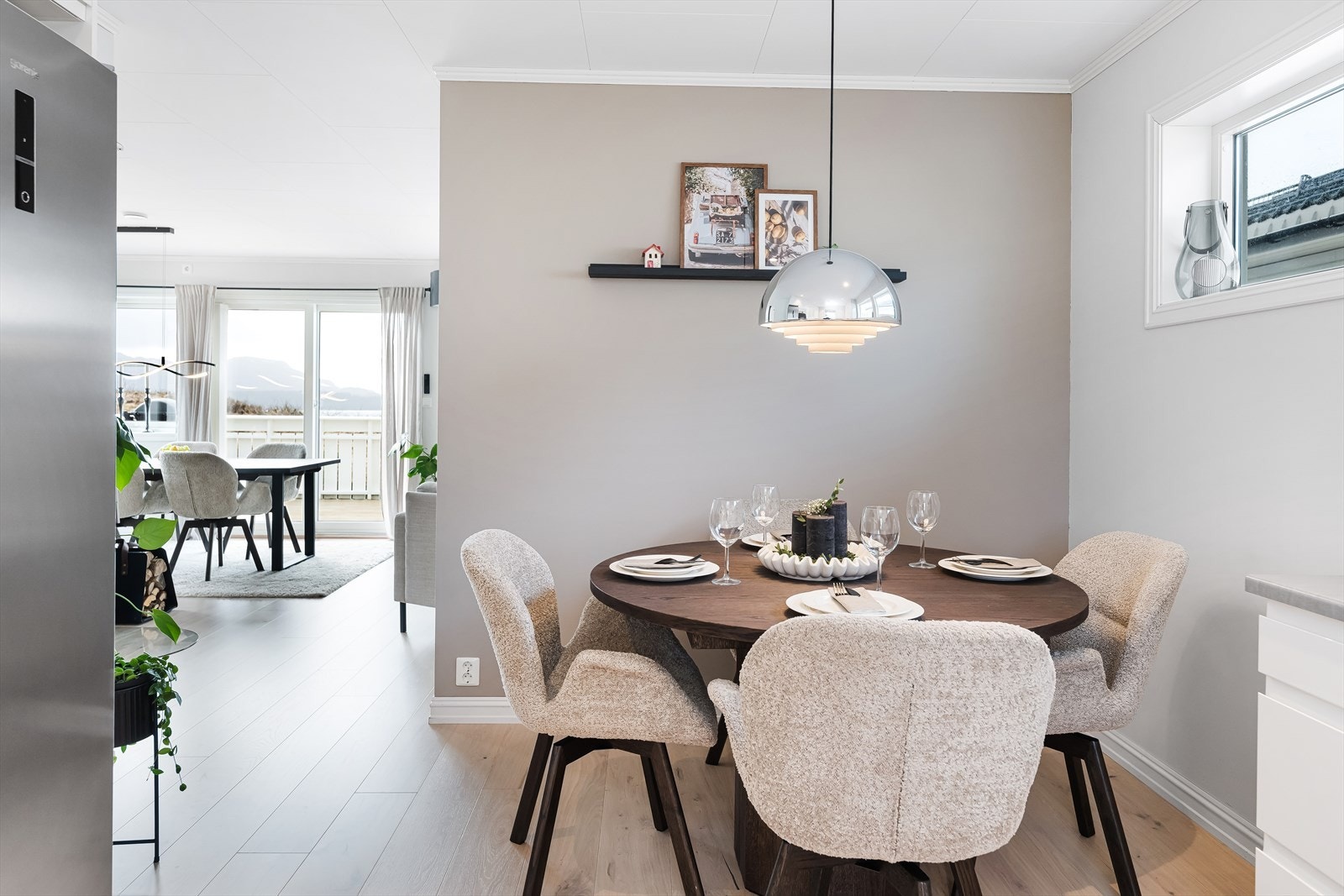 Det er plass til spisegruppe på kjøkkenet og i stuen. Galleribilde