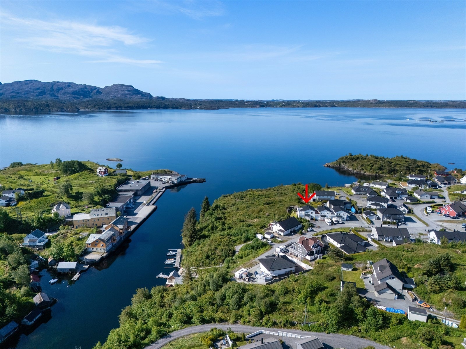 Det er flere fine turmuligheter rundt eiendommen, både til lands og til sjøs. Galleribilde