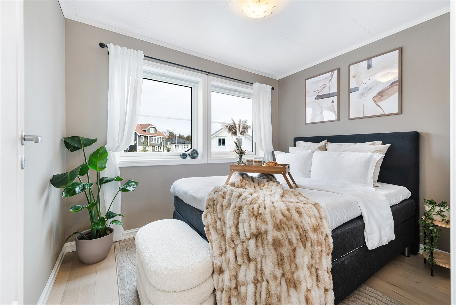 Det er totalt tre soverom i boligen. Ett av soverommene er i boligens 2. etasje som er hovedplanet. Soverommet er romslig og kan også fungere som kontor/gjesterom - alt etter behov. Galleribilde