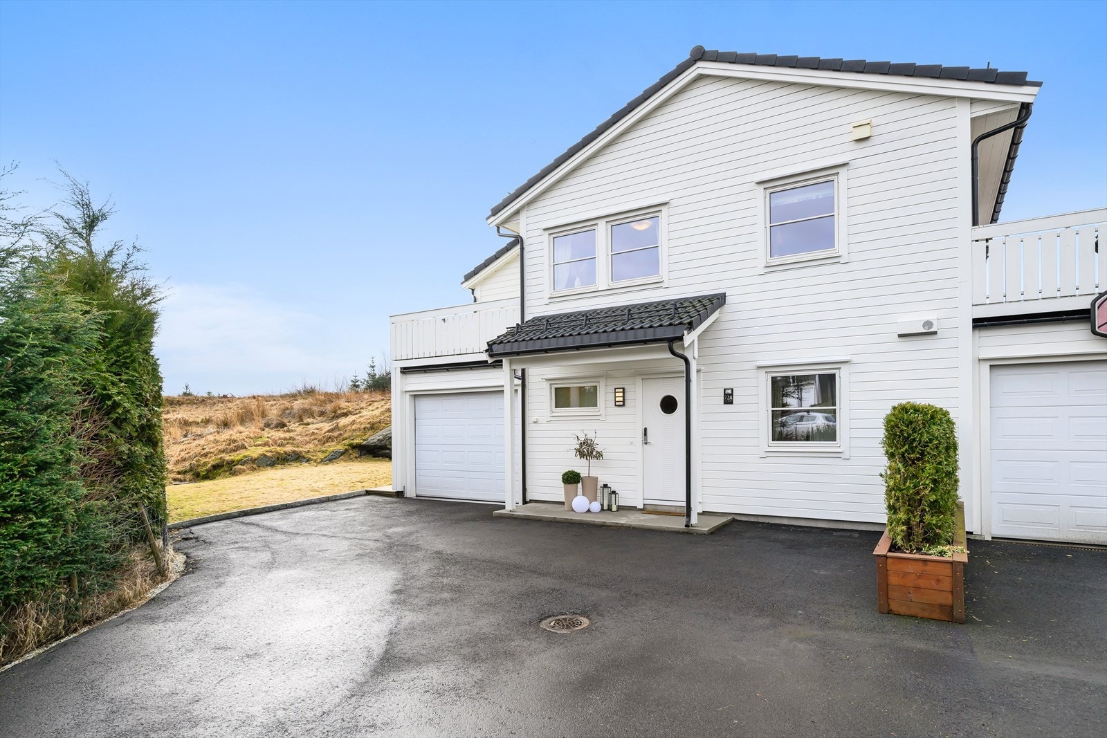 Boligen ligger i enden av rekken og har fult opparbeidet gårdstun med asfaltert innkjørsel. Galleribilde