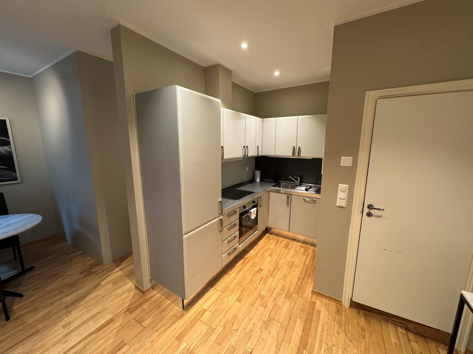 Godt med skap og benkeplass. Galleribilde