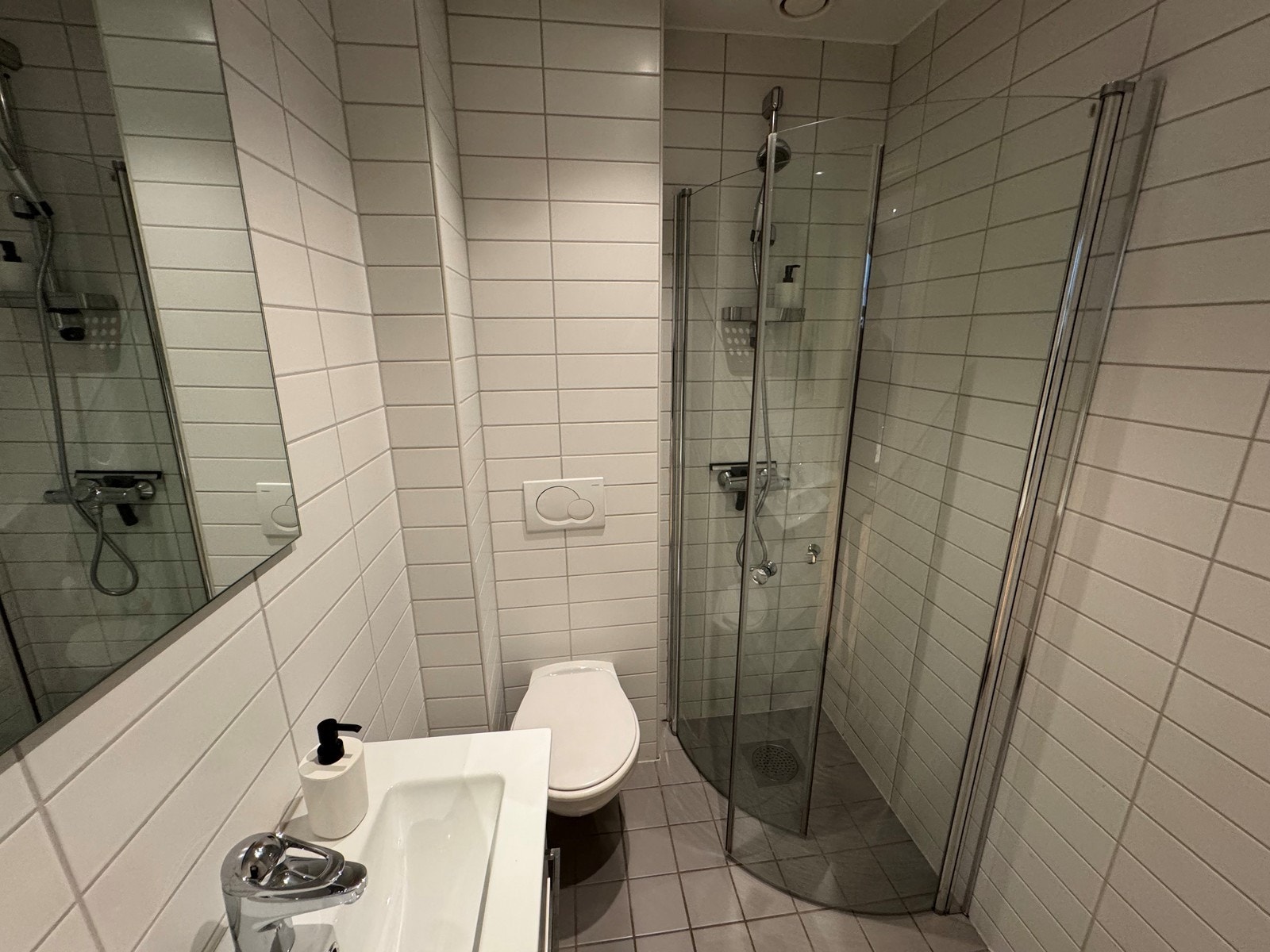 Pent flislagt bad med opplegg til vaskemaskin. Galleribilde