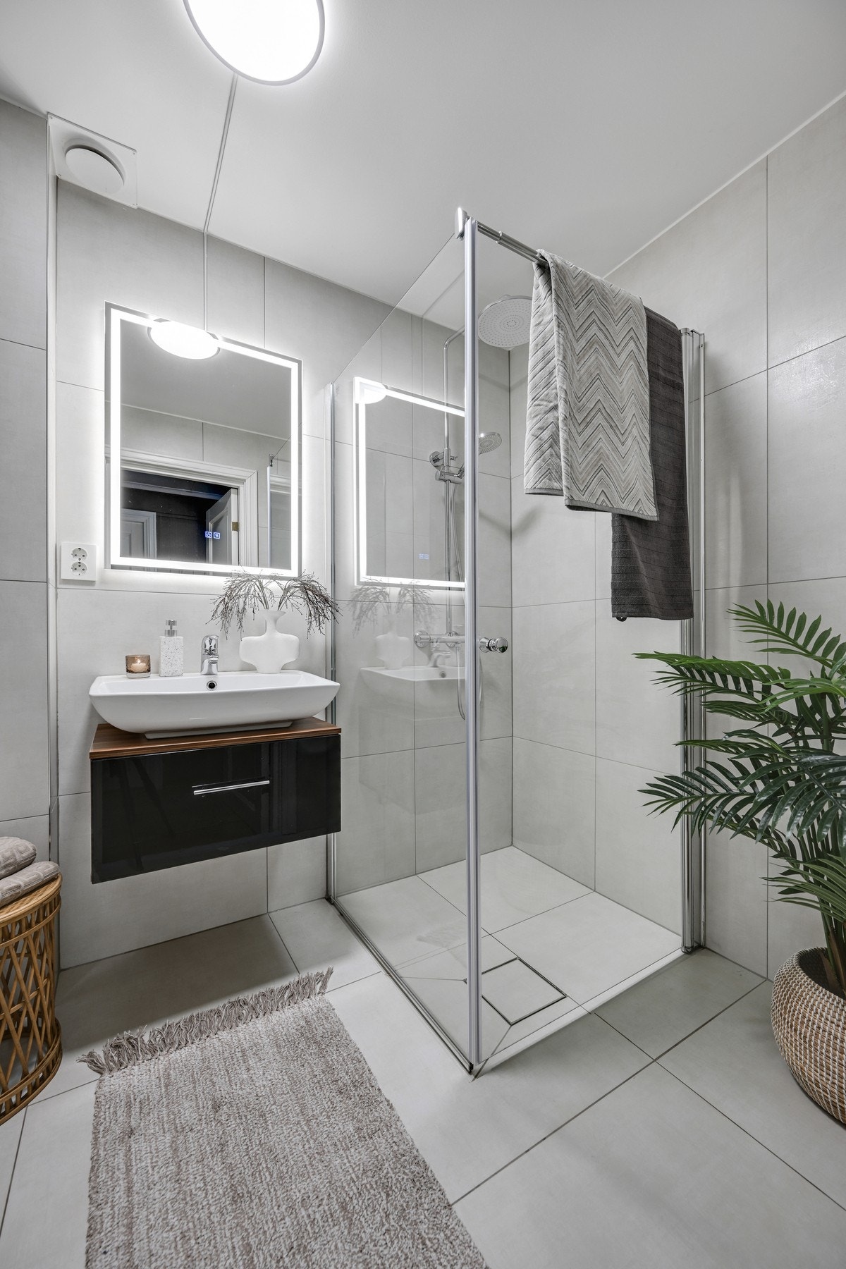 Pent og nyere flislagt bad Galleribilde